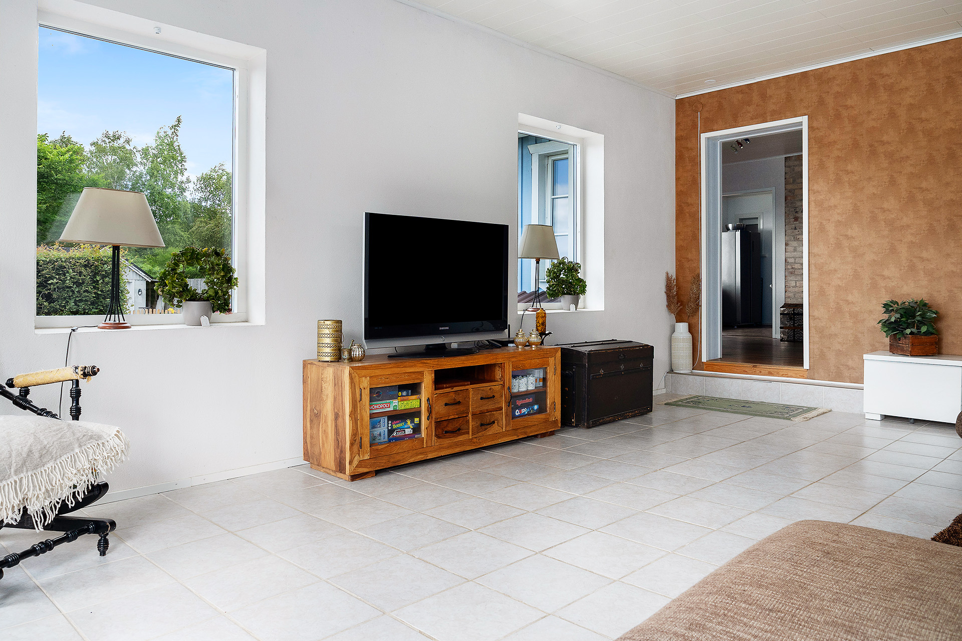 Vardagsrum med vy mot allrum