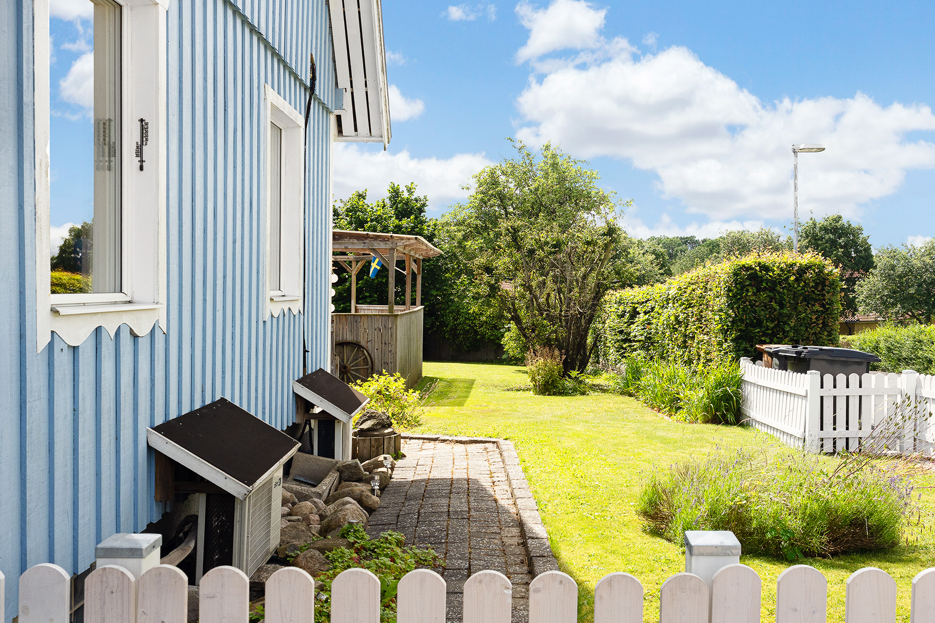 Trevlig trädgård med staket runt om