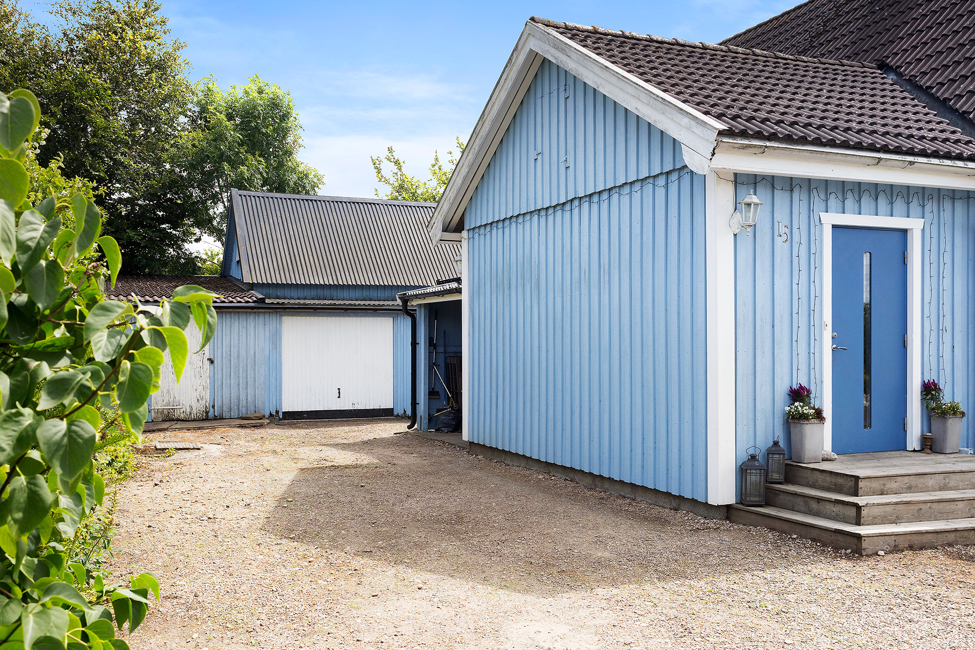 Stor infart med förråd och garage längst in