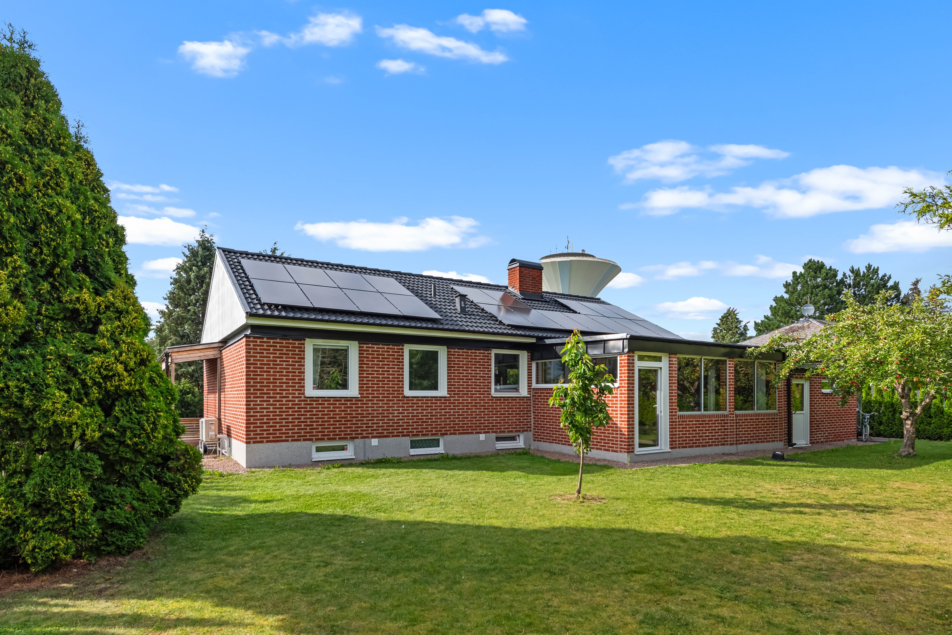 Husets baksida med solceller
