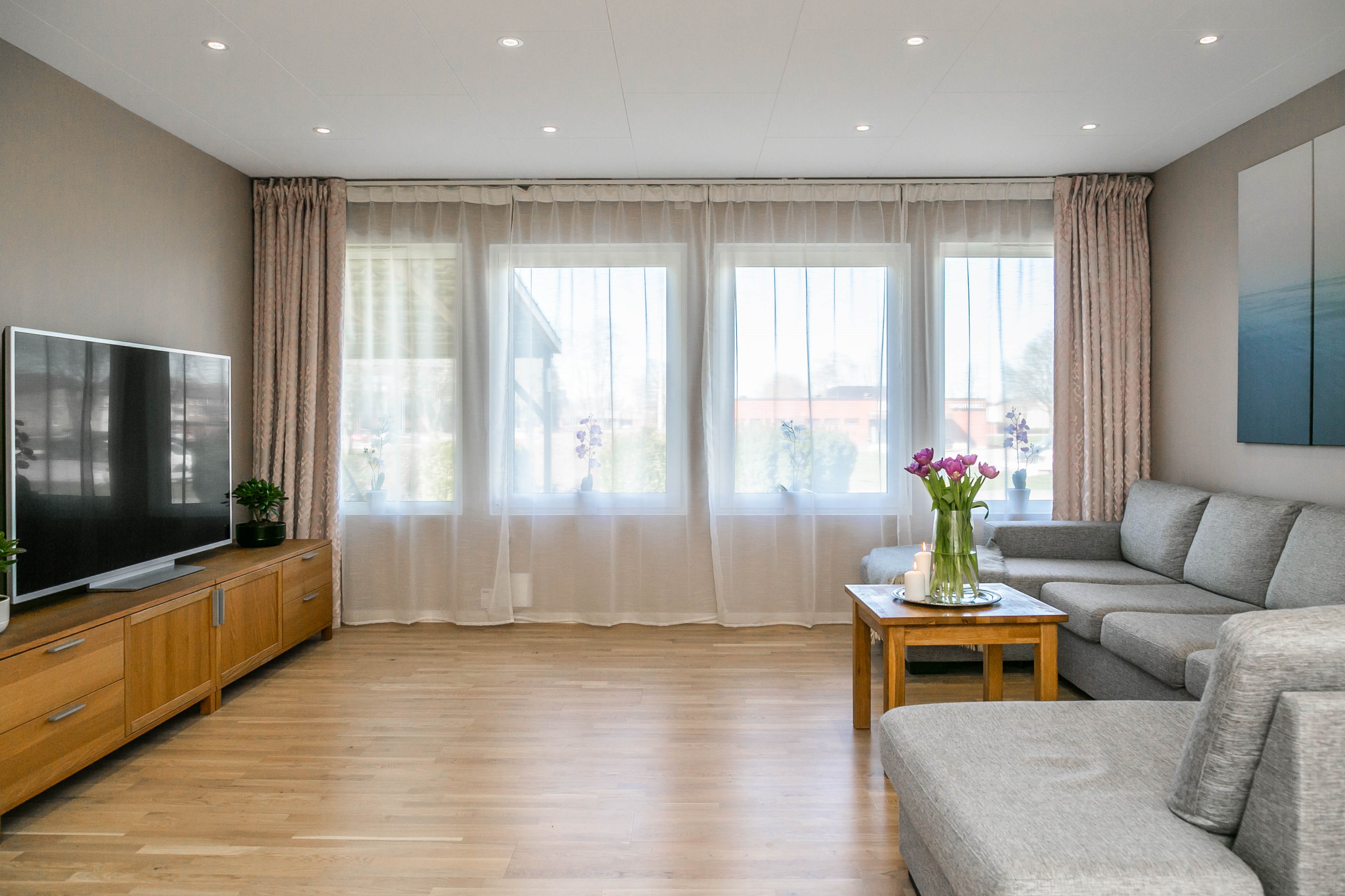 Stort härligt vardagsrum med infällda spotts i tak