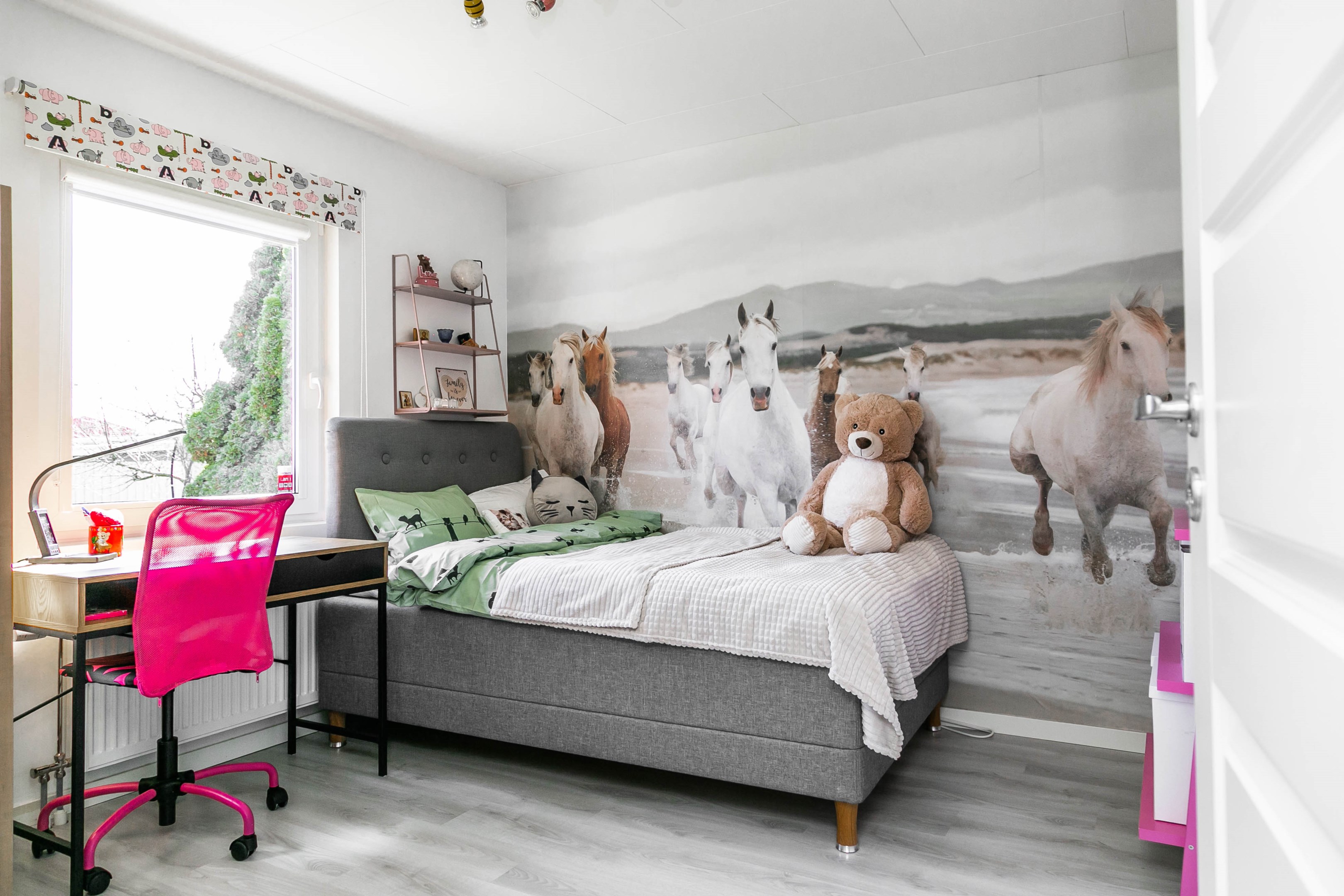 Sovrum 1 med fönster mot trädgården