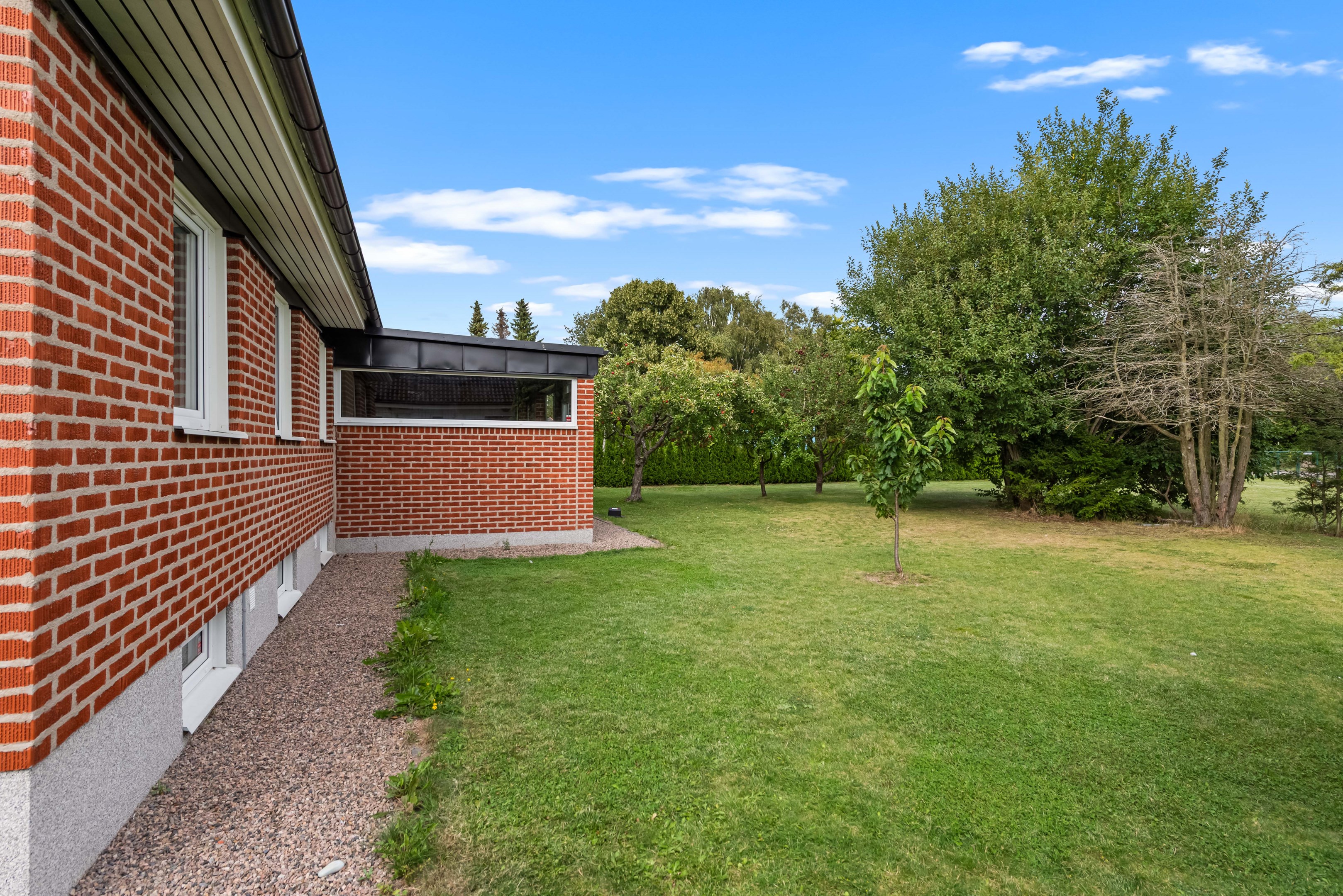 Trädgård med vy mot uterum