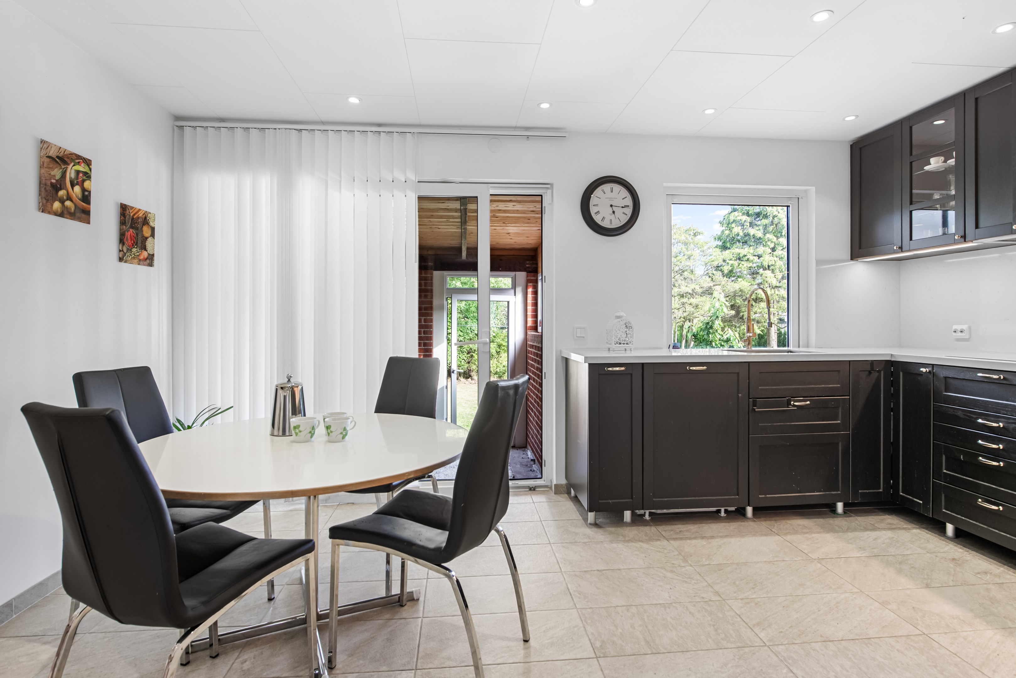 Trevligt kök med klinker på golvet