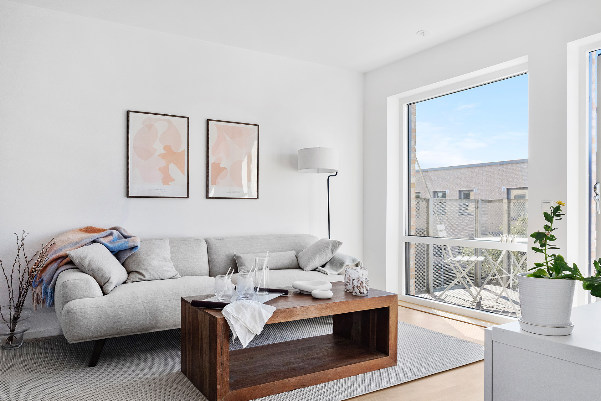 Vardagsrum med utgång till egen balkong