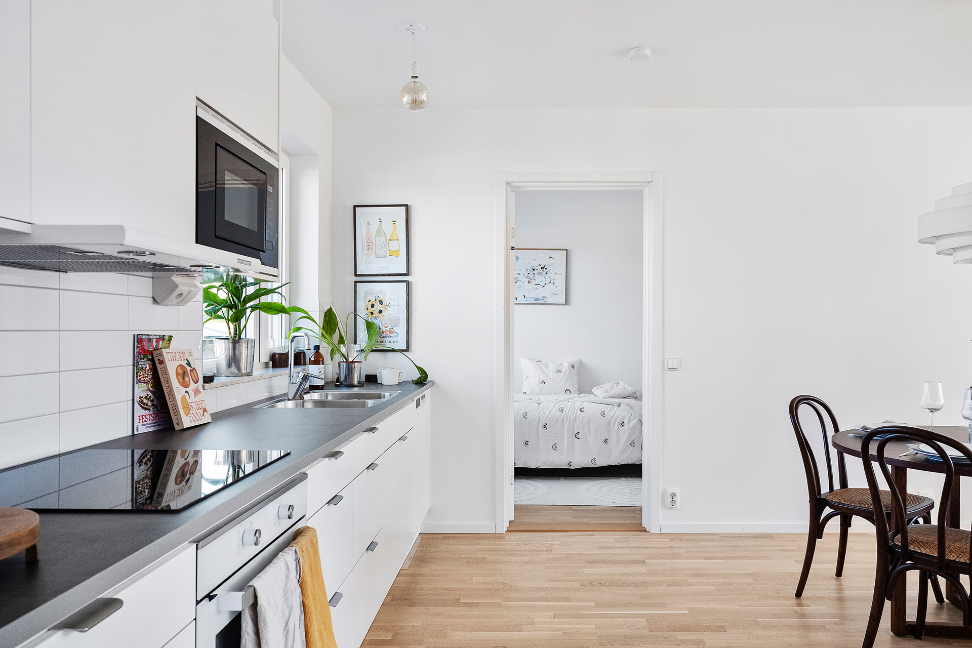 Trevlig öppen planlösning med vy mot vardagsrum