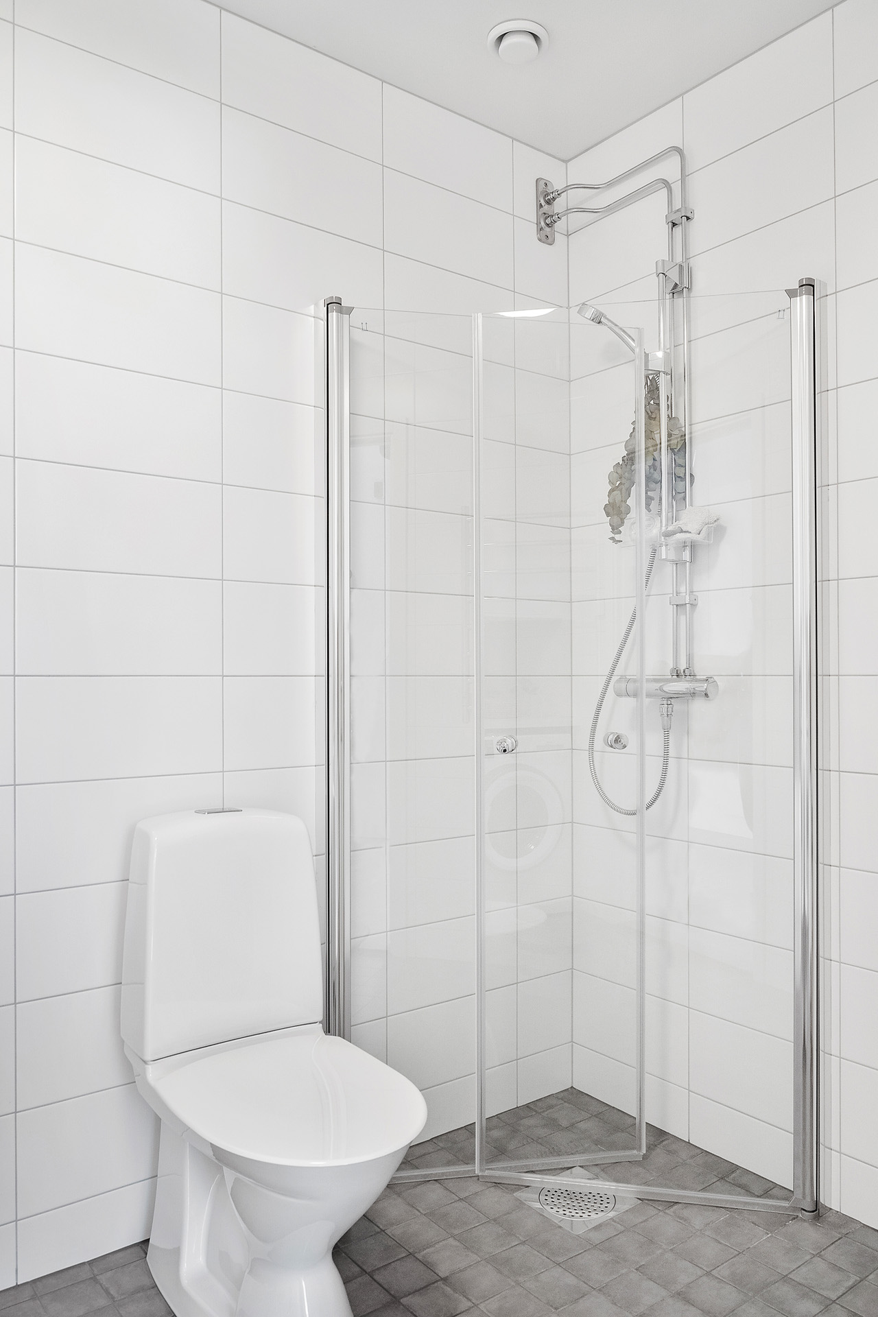 Badrum med duschvägg i klarglas