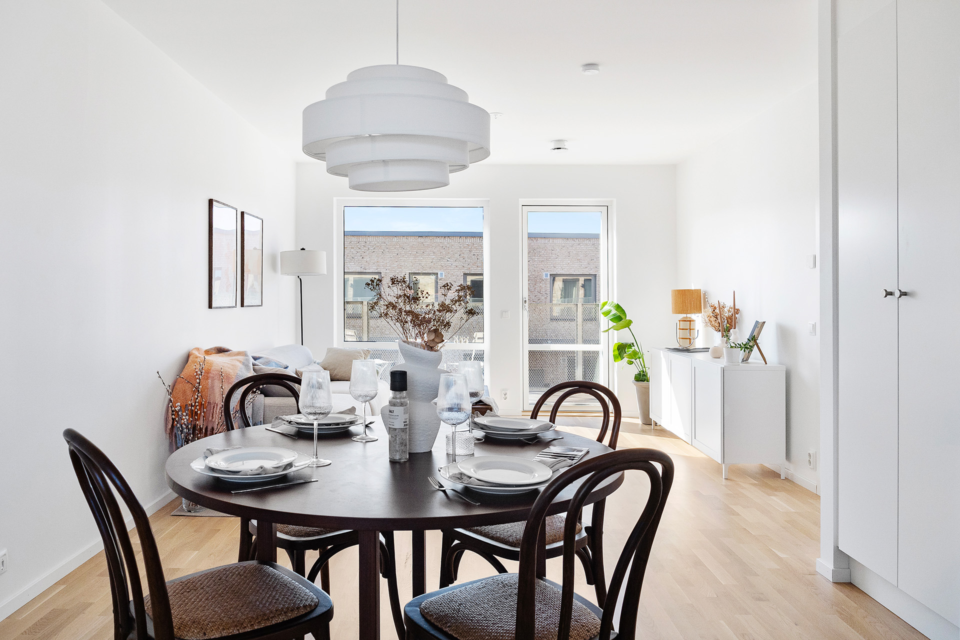 Matplats med vy mot vardagsrum