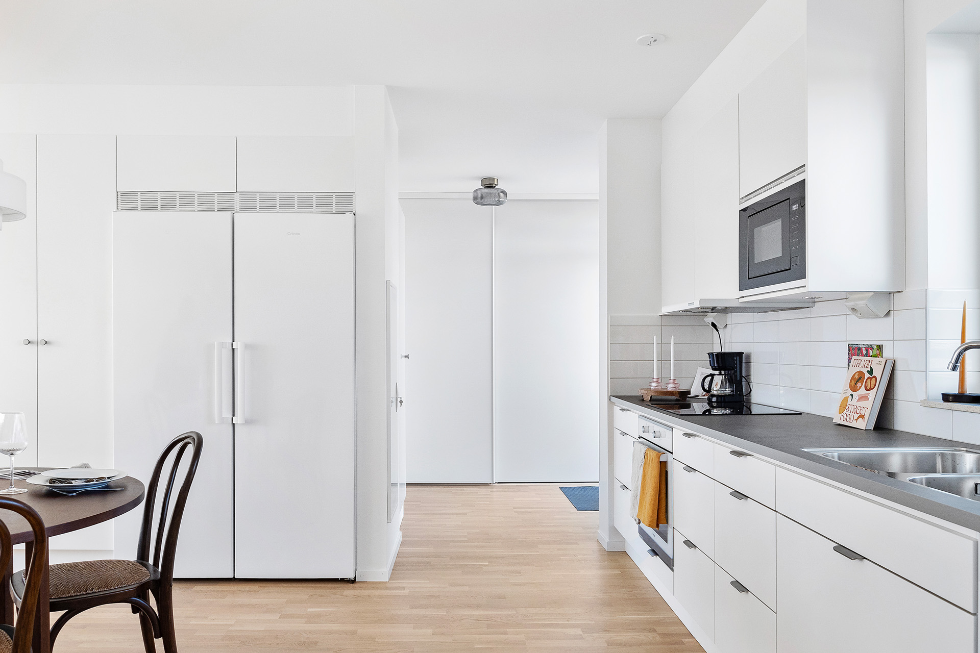 Kök med vy mot hall