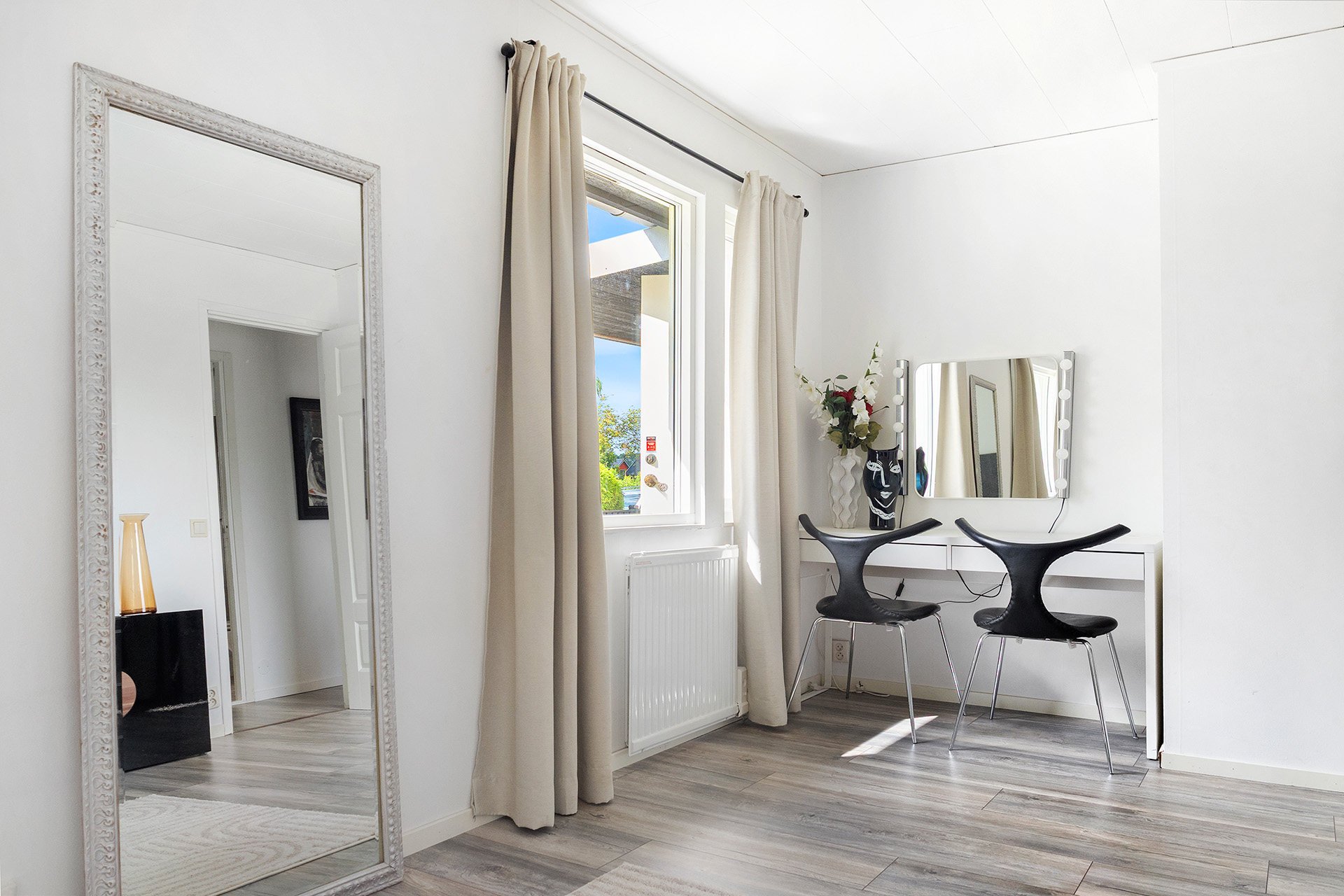Masterbedroom med plats för skrivbord