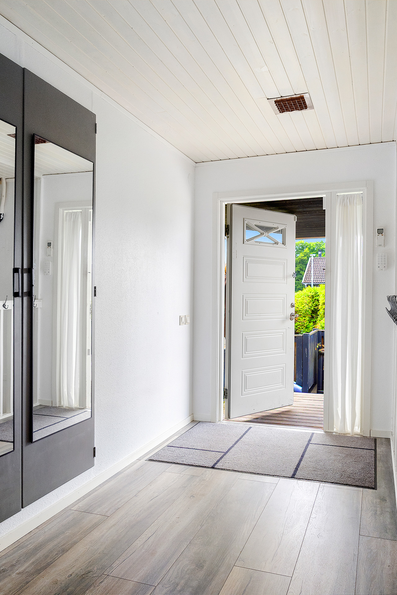 Hall med inbyggda garderober