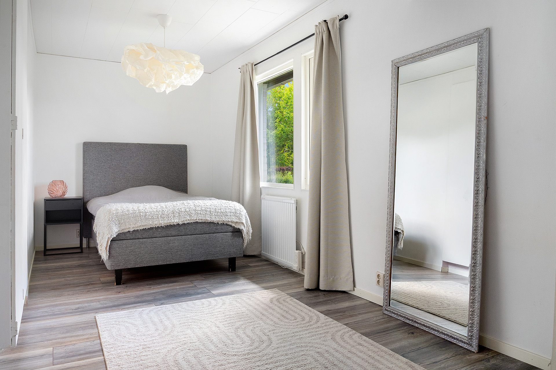Masterbedroom med inbyggda garderober och fönster mot framsida