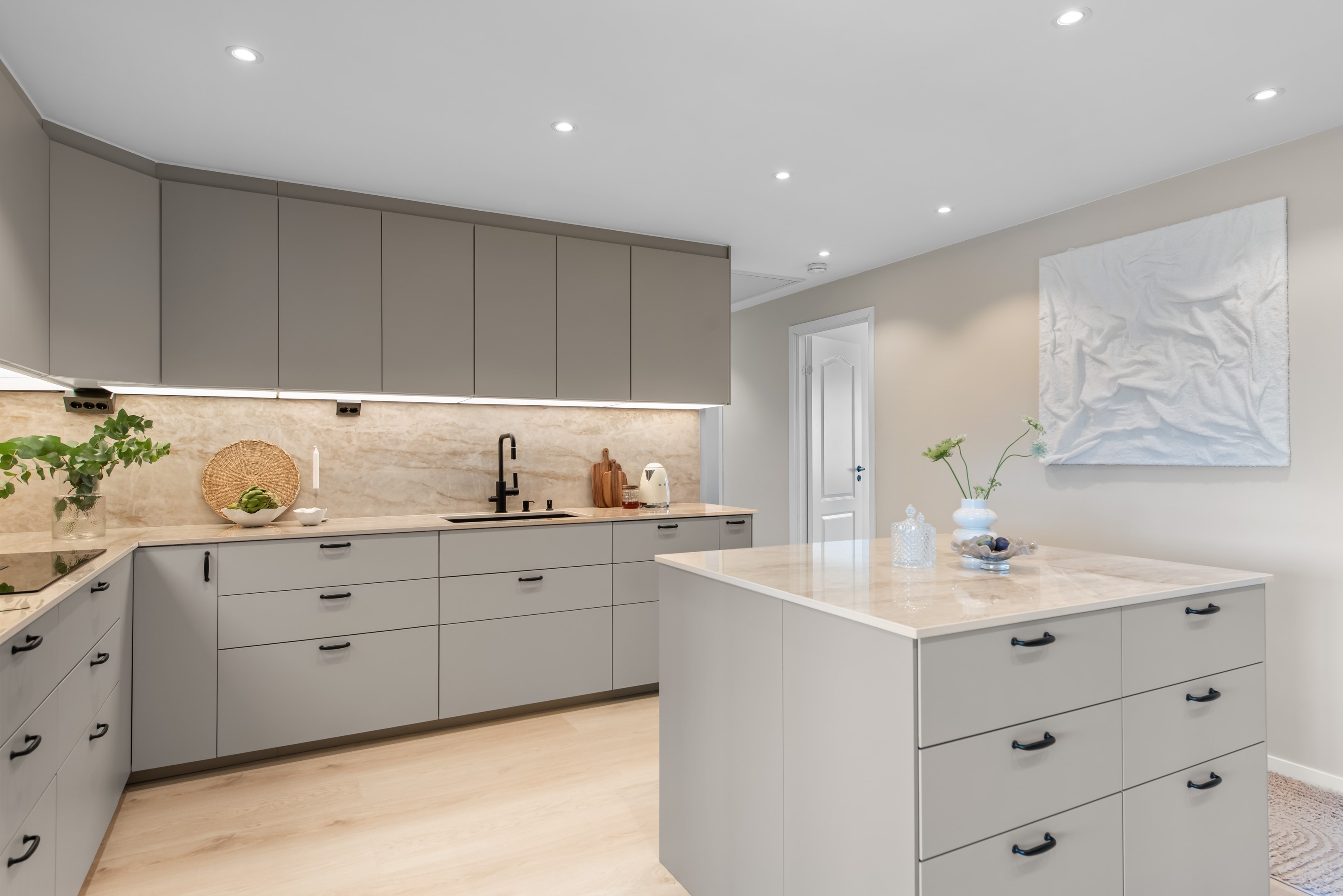 Ikea kök i beige ton med köksö