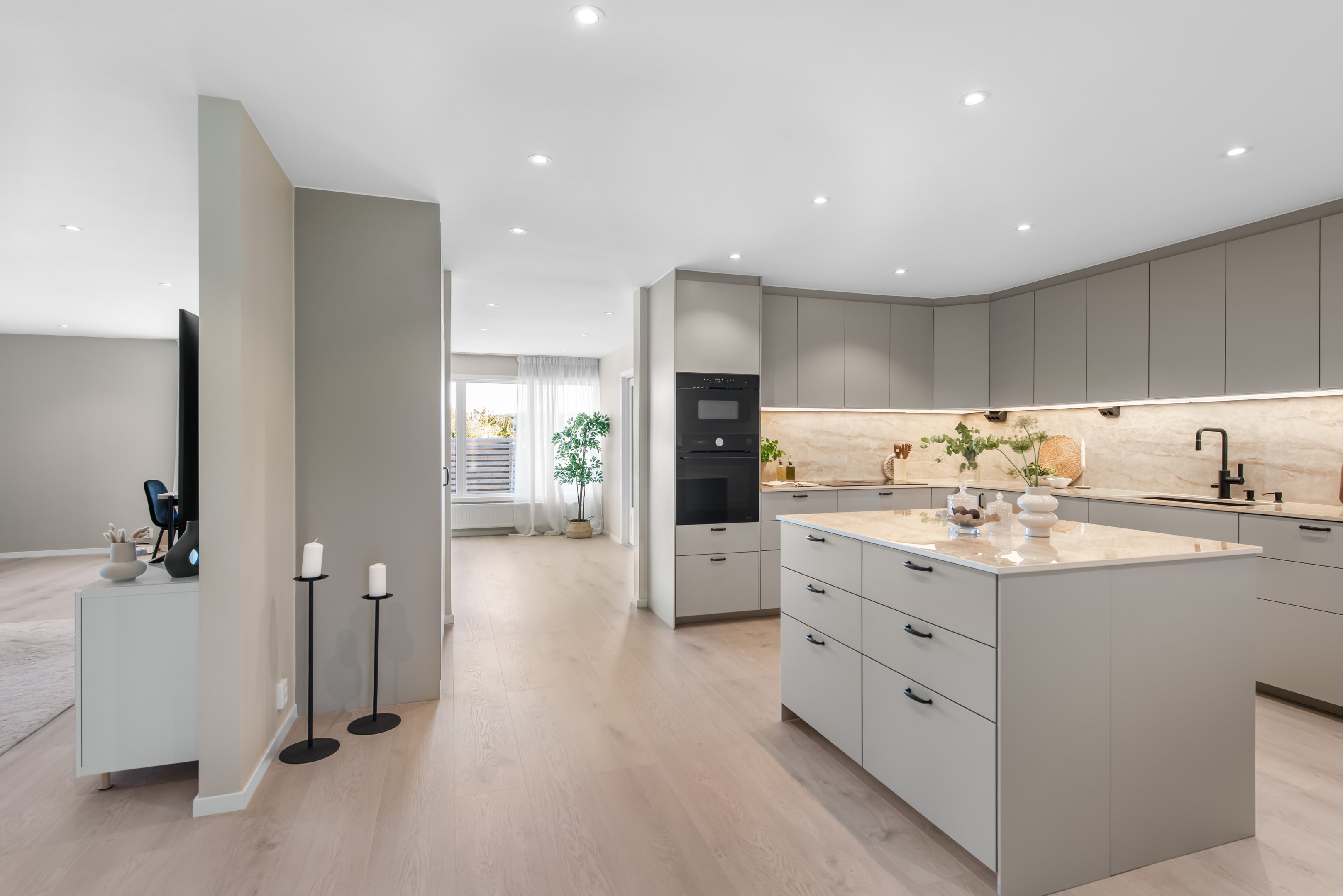 Vy från hallen med kök och vardagsrum