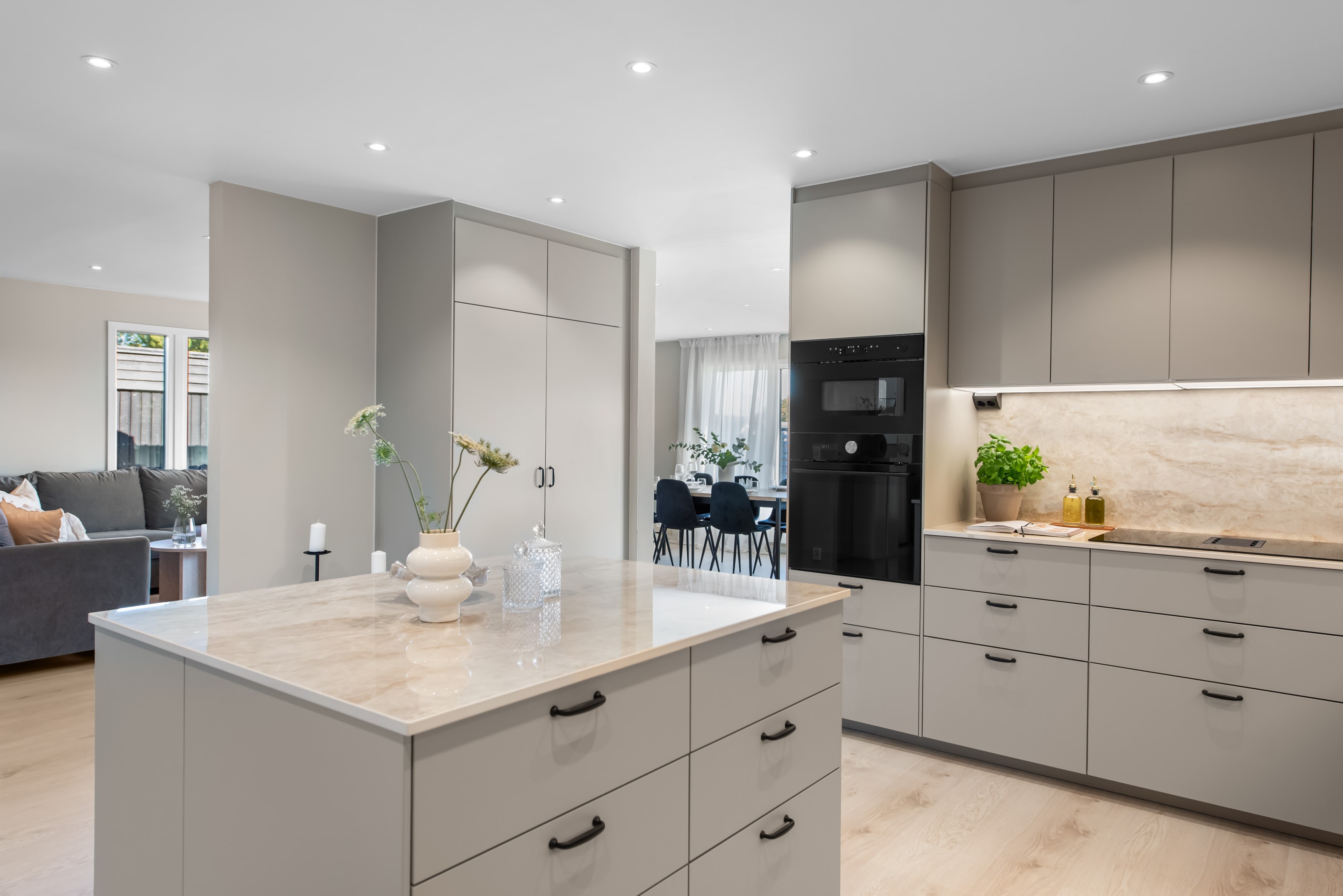 Många vackra detaljer och spotts i tak