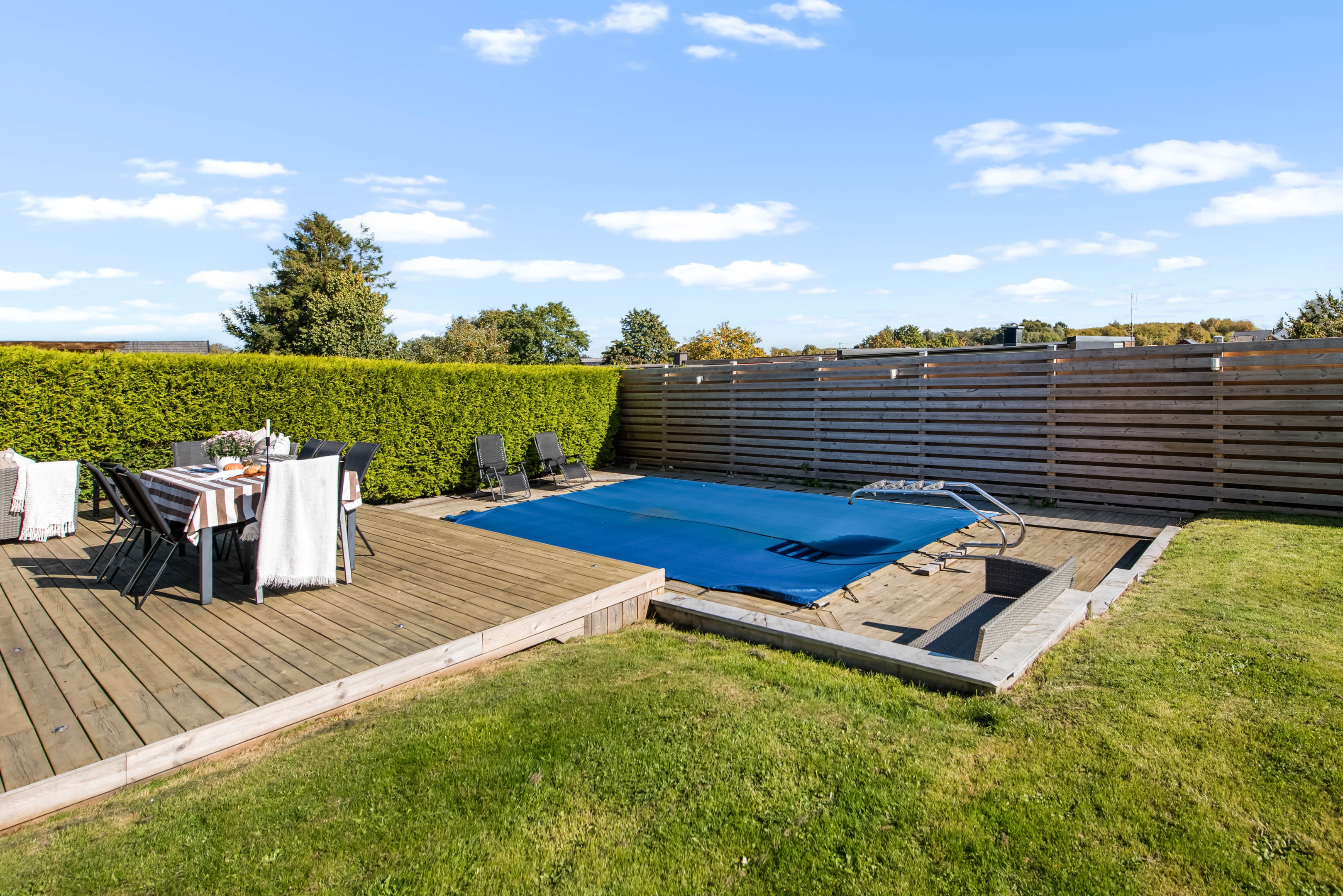 Pool med trädäck i flera sektioner