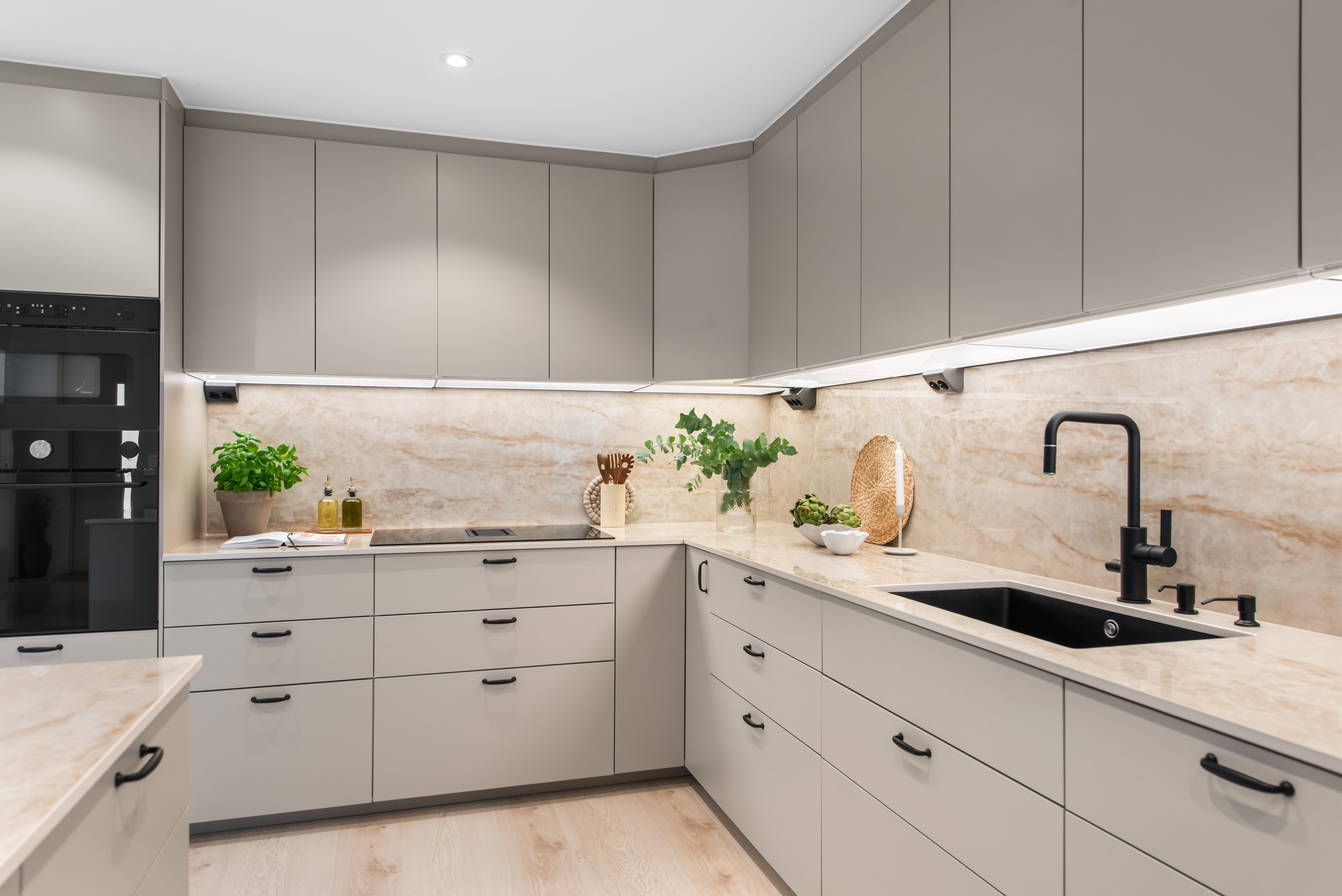 Belysning under skåp samt lådor i lådor