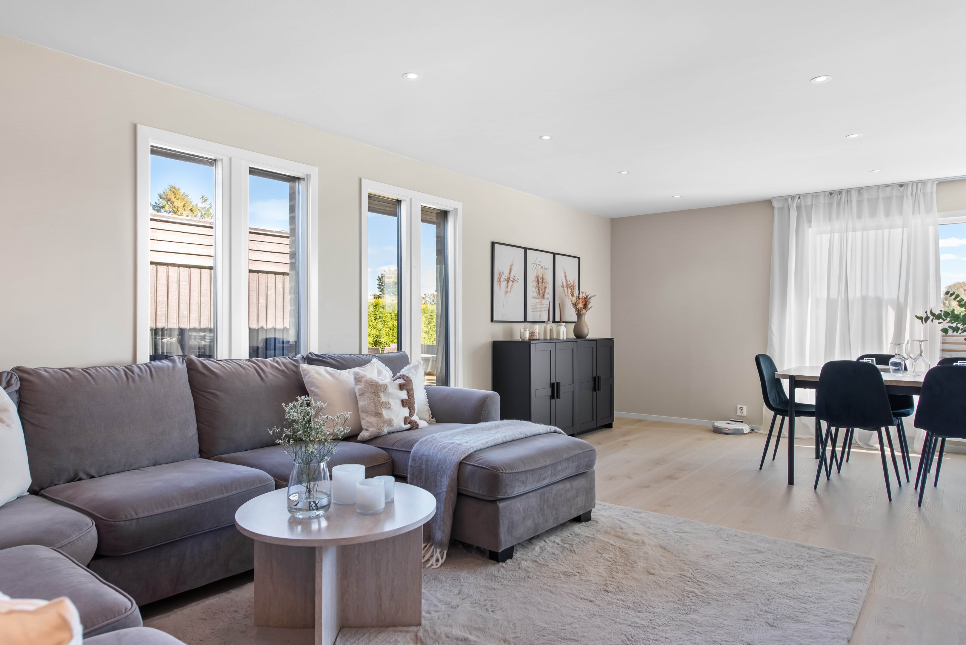 Vardagsrum med gott om plats