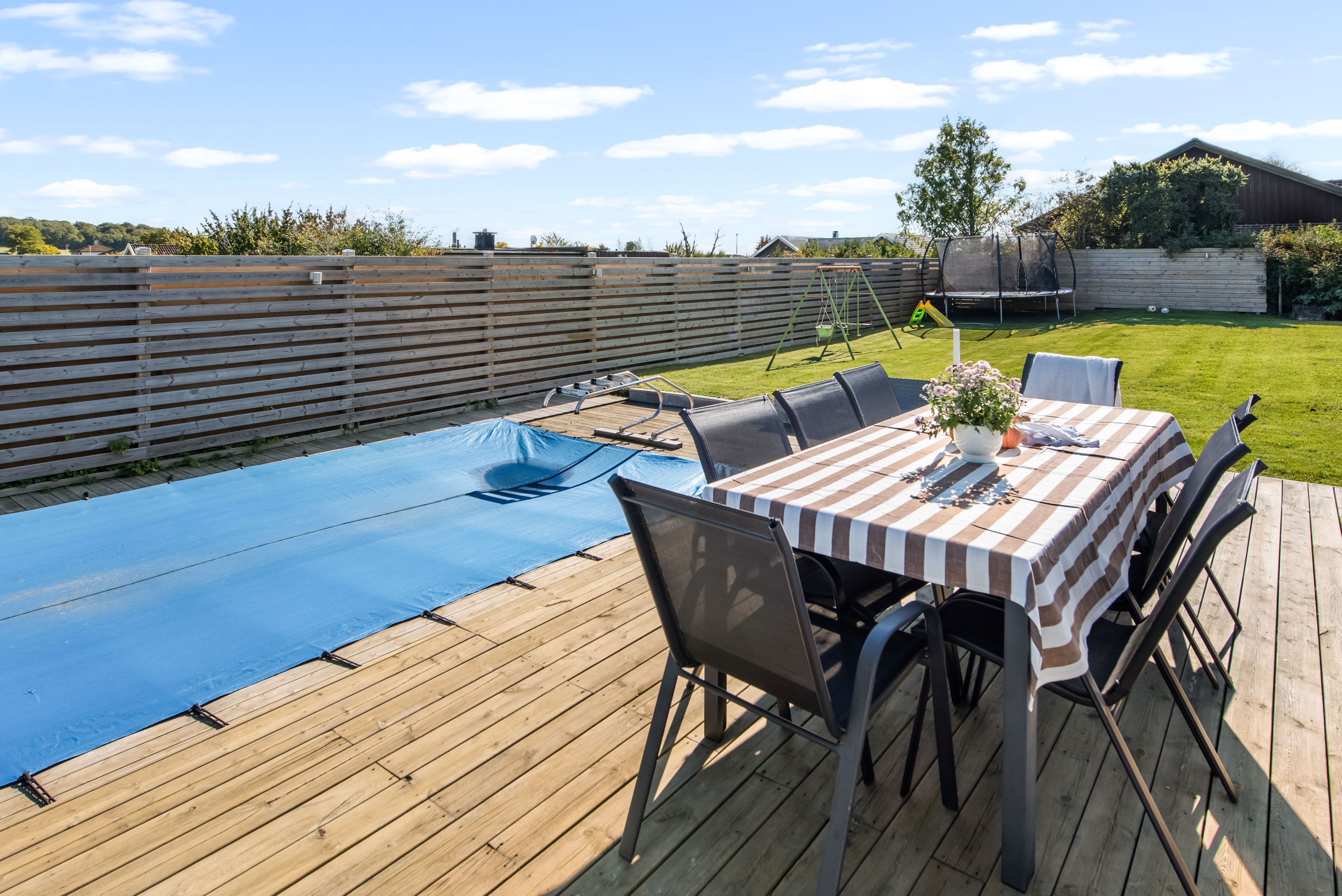 Även matplats vid poolen. Belysning finns i trädäcket