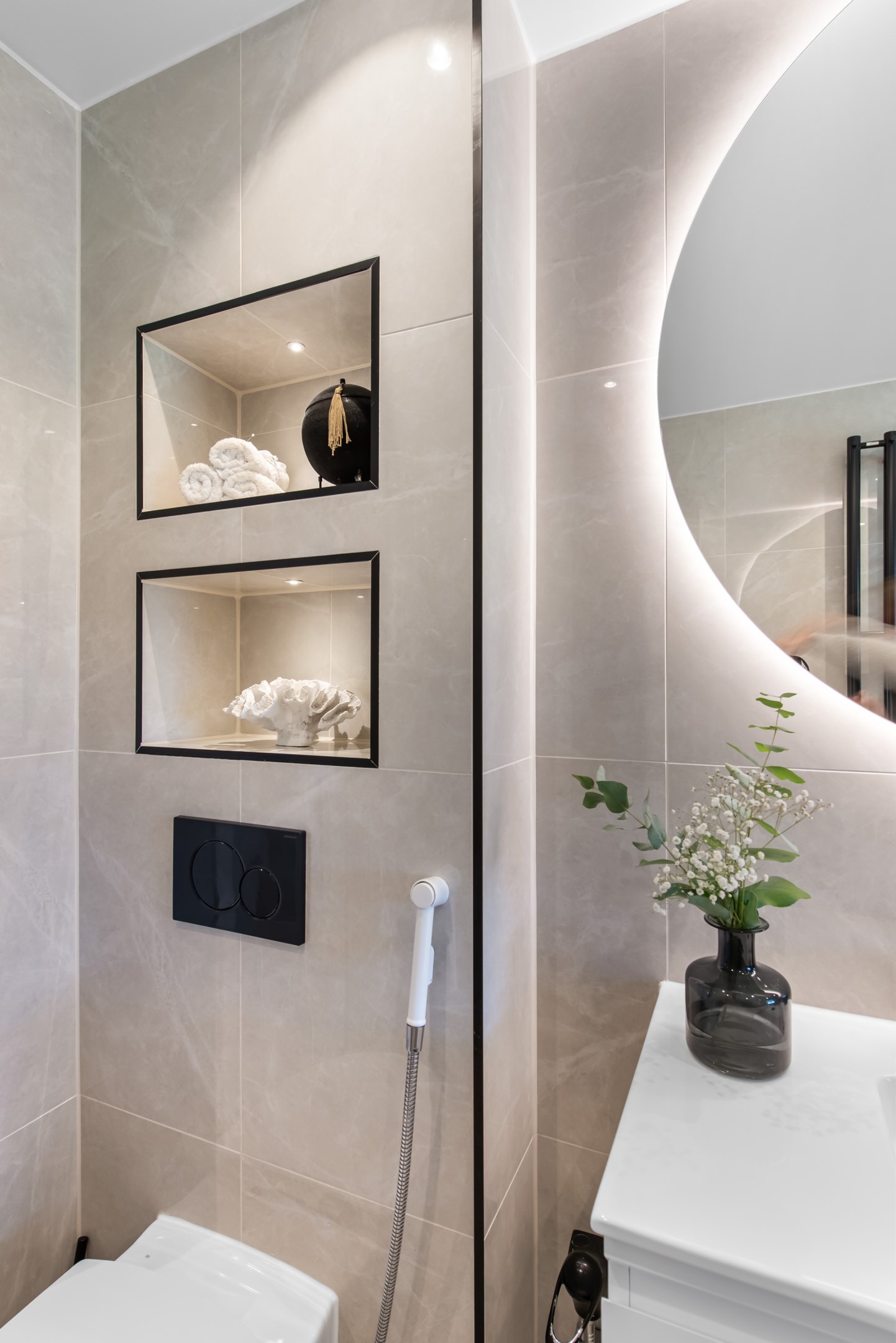 Titta på de infällda hyllorna med spotts