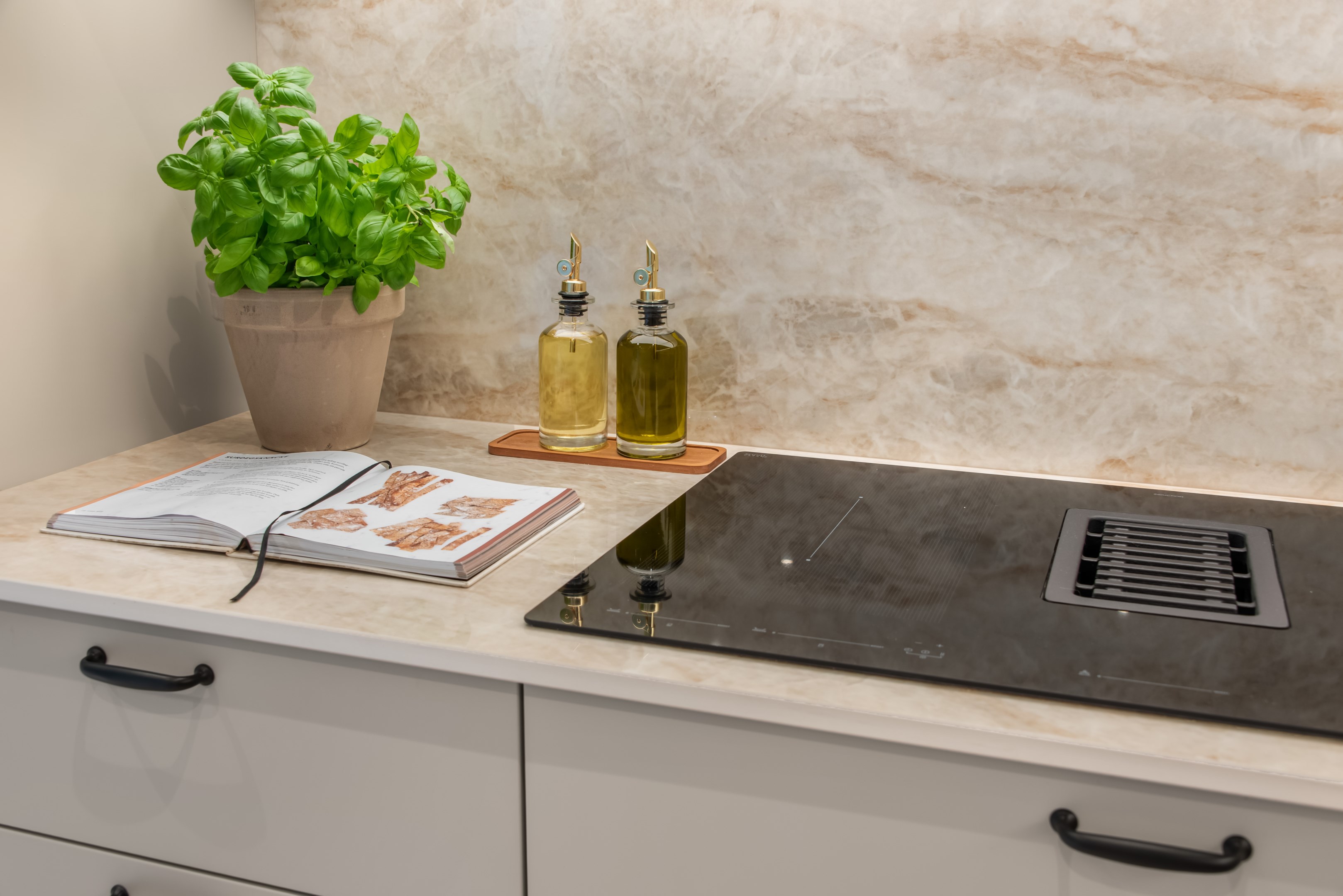 Lyxig induktionshäll med inbyggd fläkt