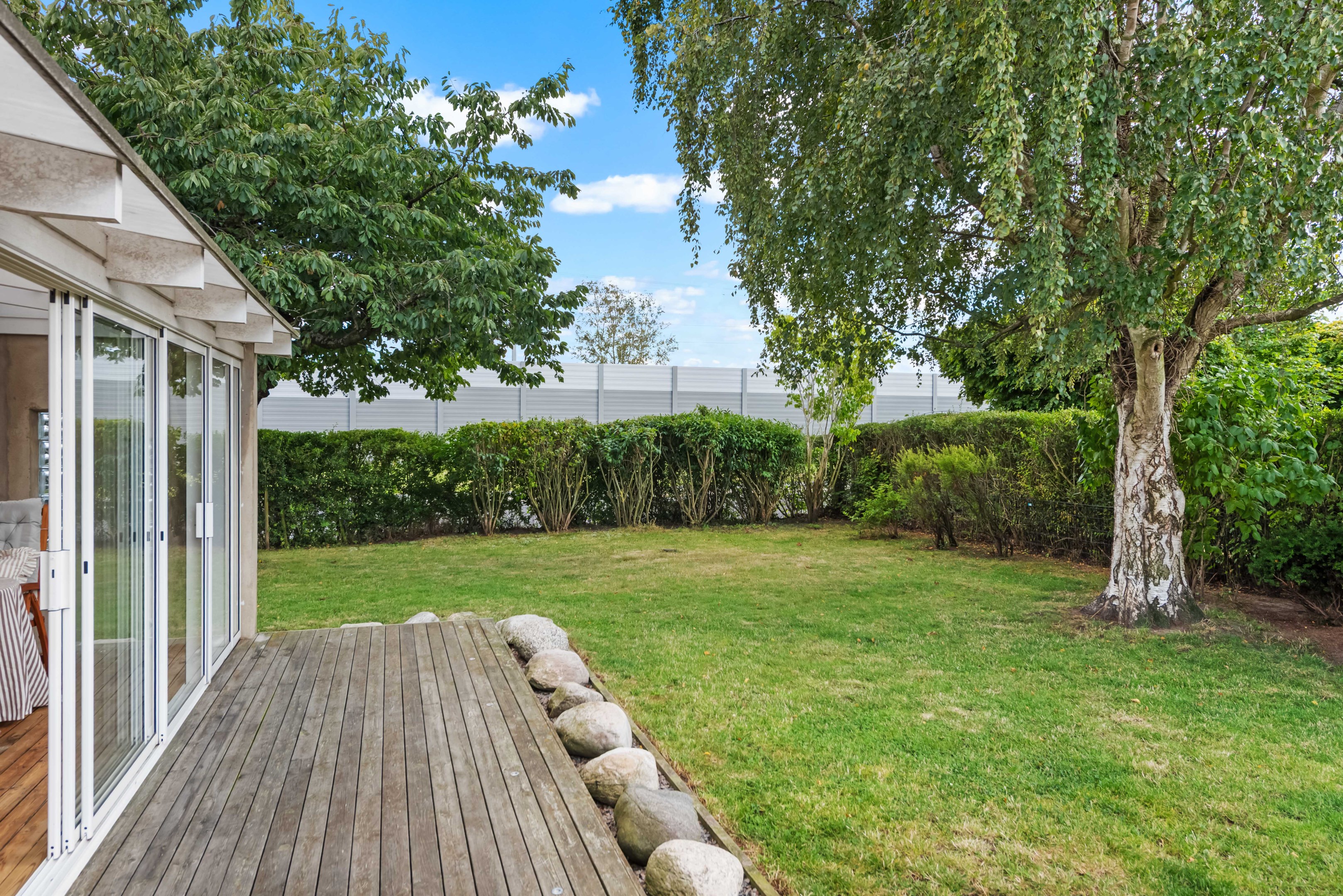 Trevlig uppväxt trädgård