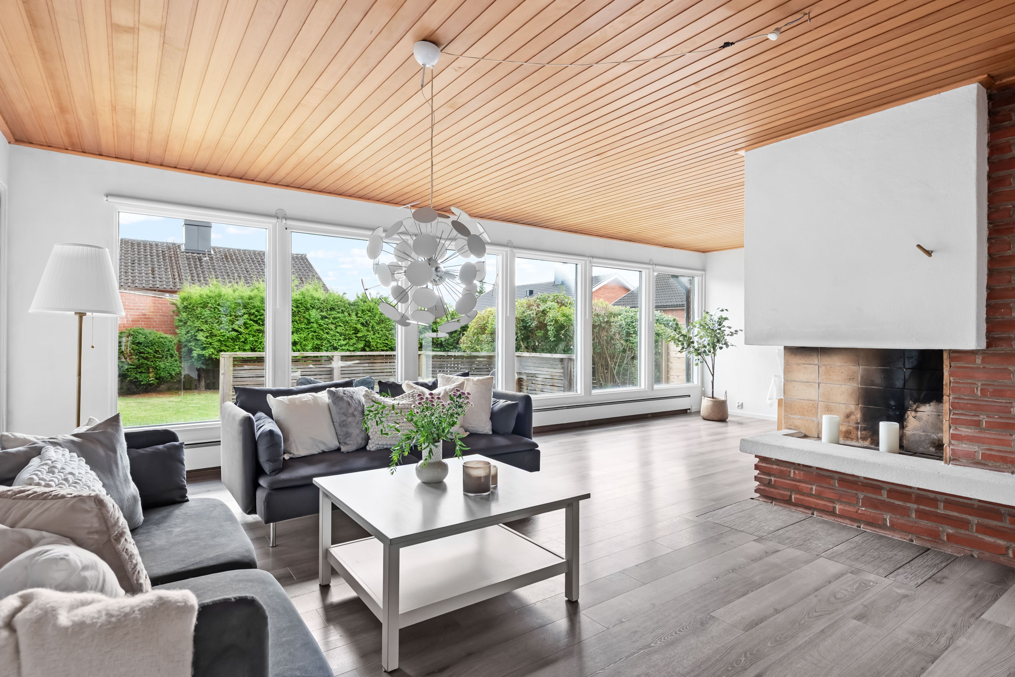 Vardagsrum med öppen spis