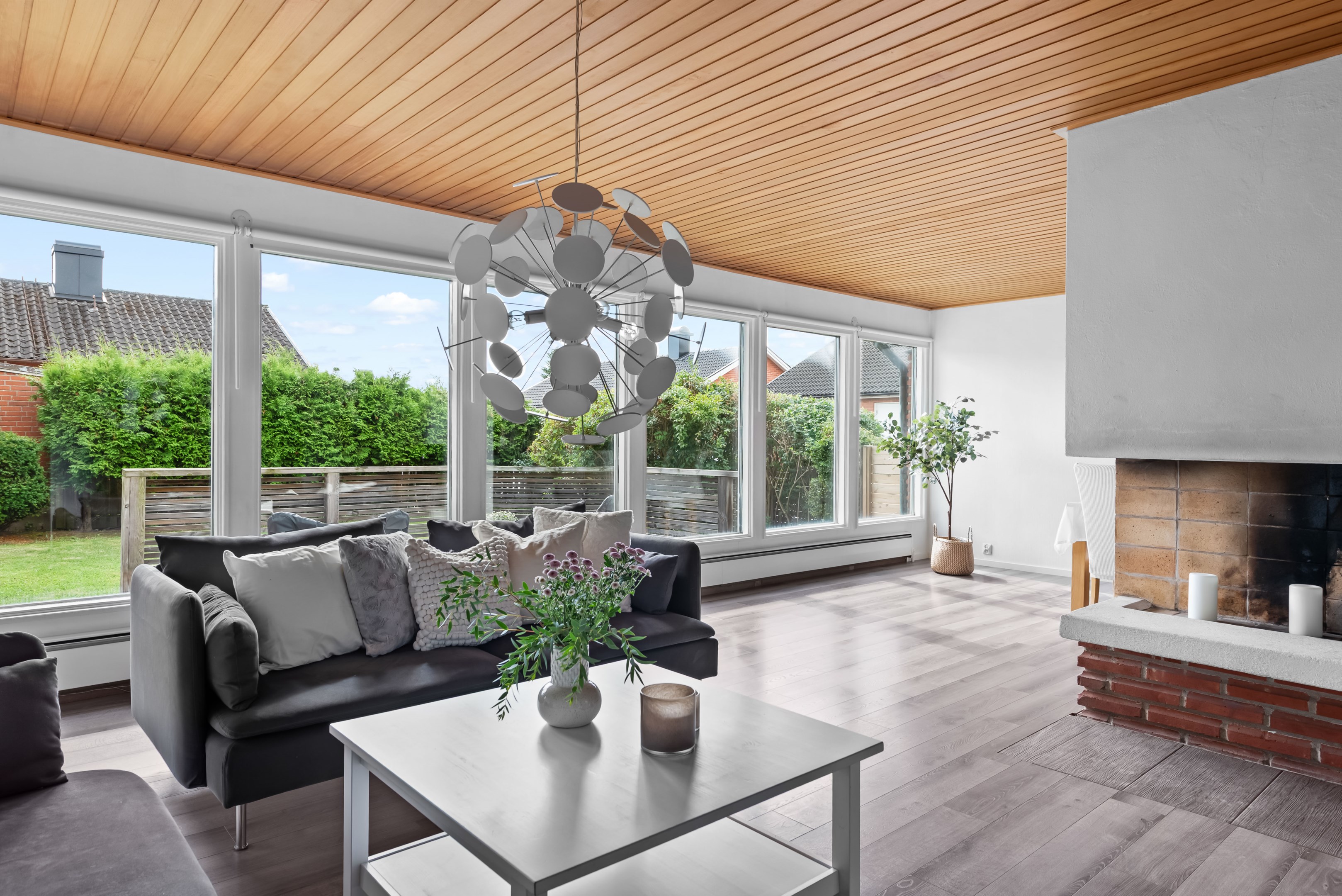 Stort härligt rum med mycket fönster