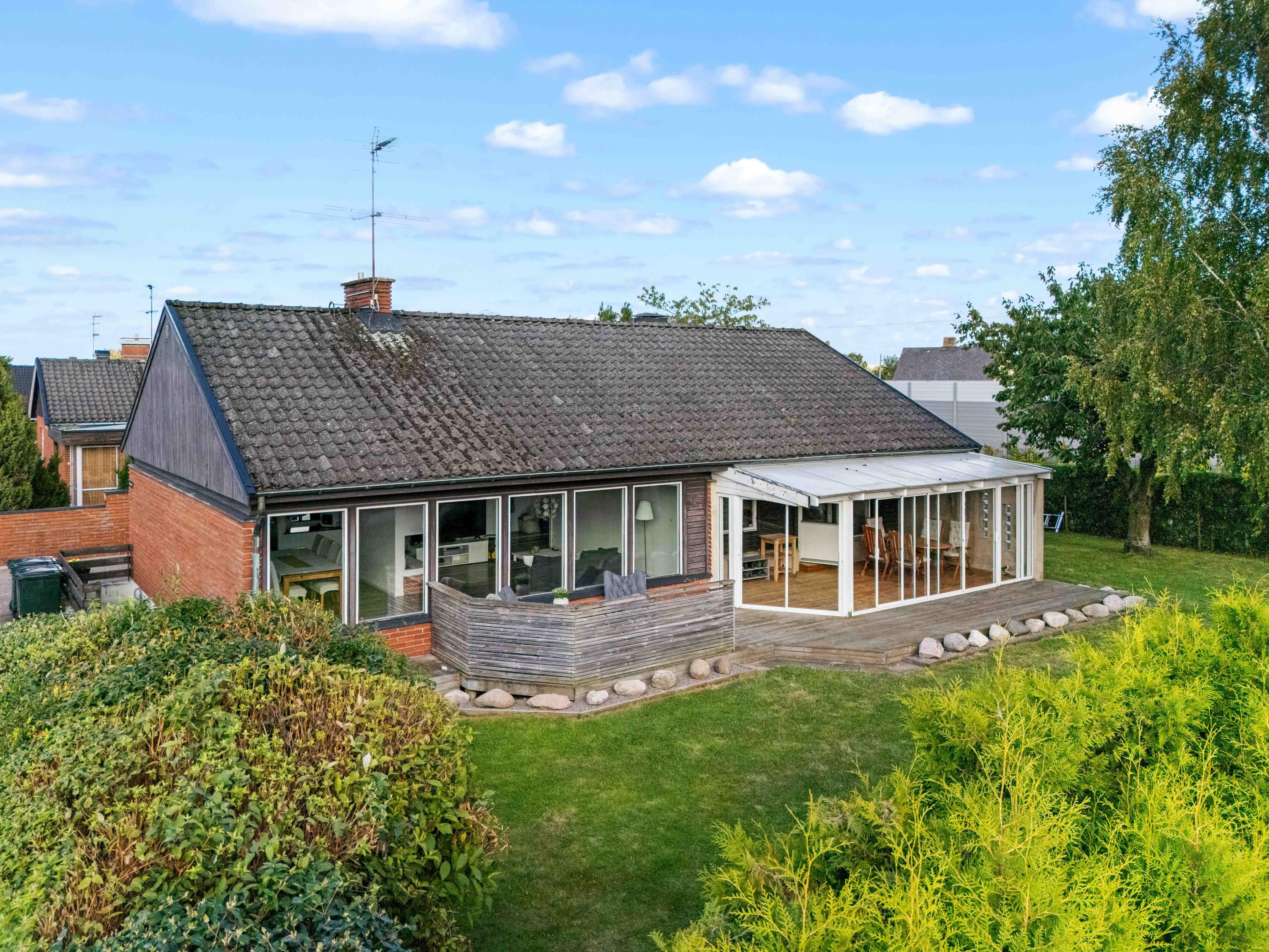 Husets baksida och trädgård