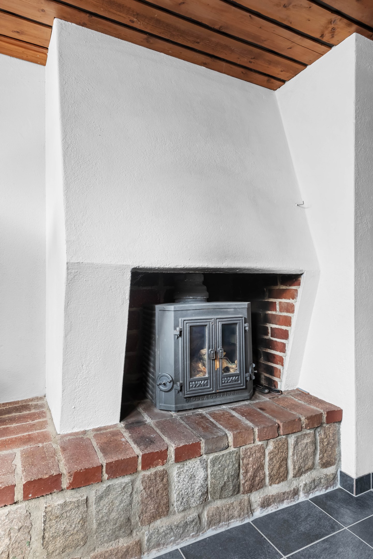 Öppen spis med kassett i allrum källare