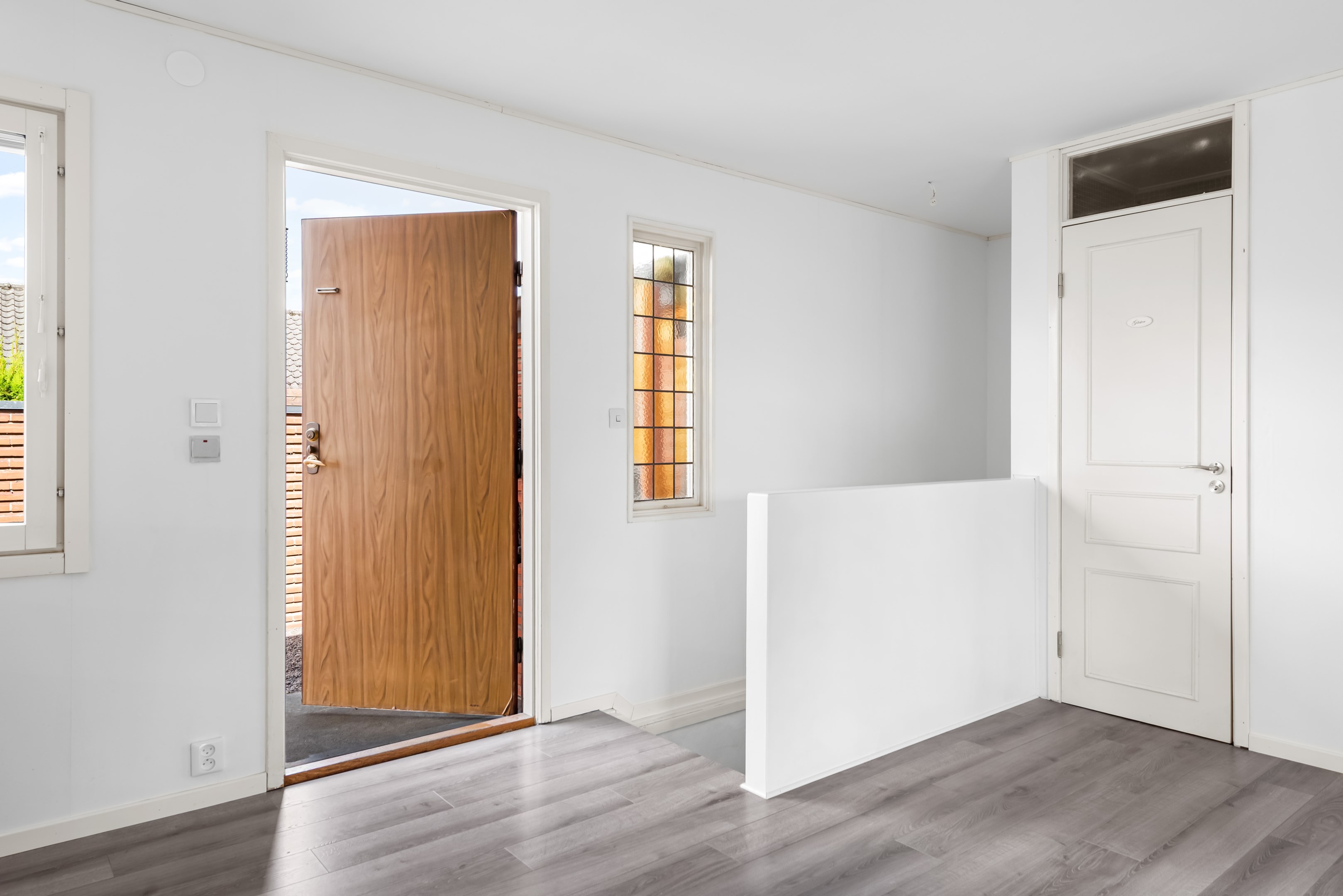 Entré med trappa ner till källaren