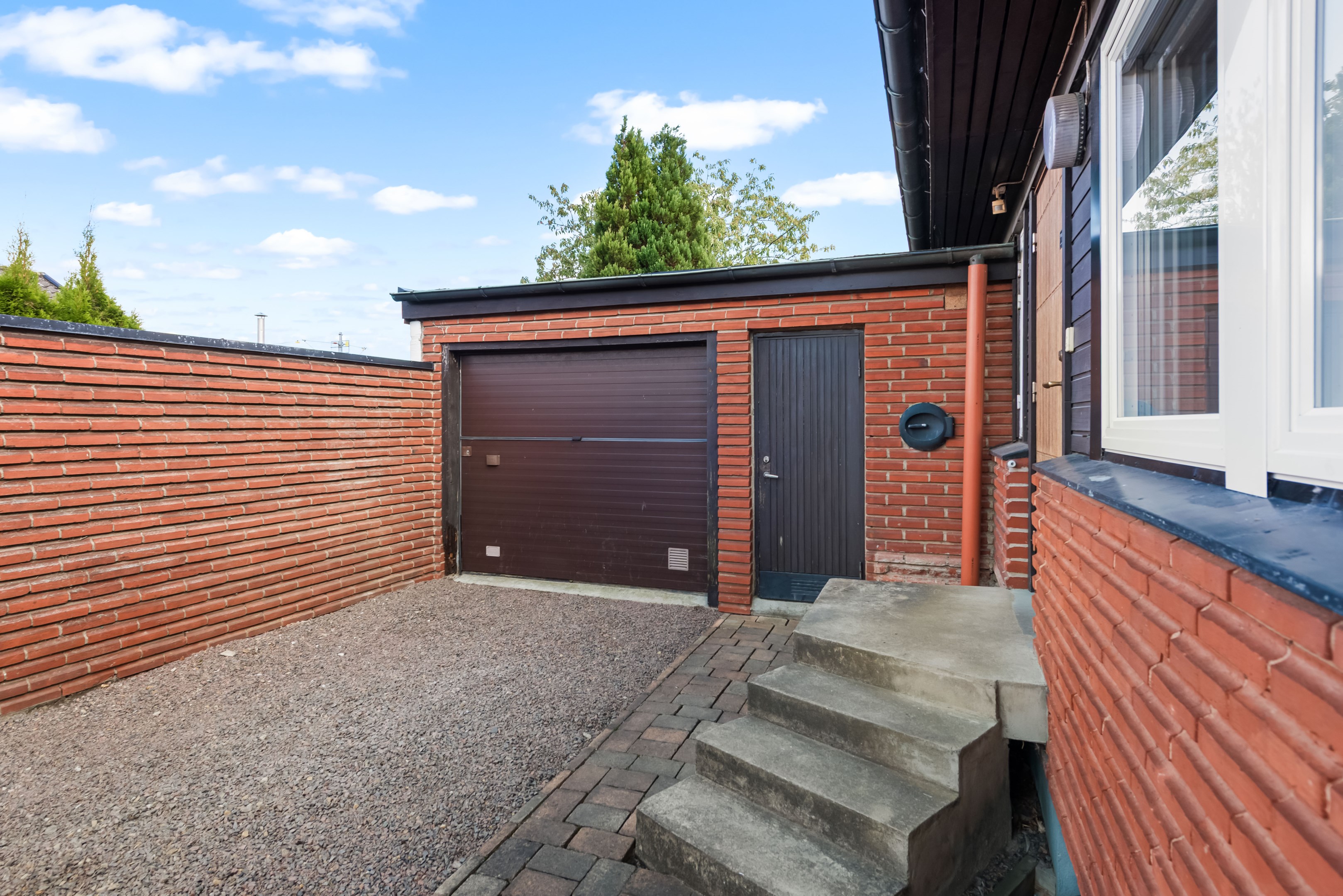 Trappa till bostaden och garage