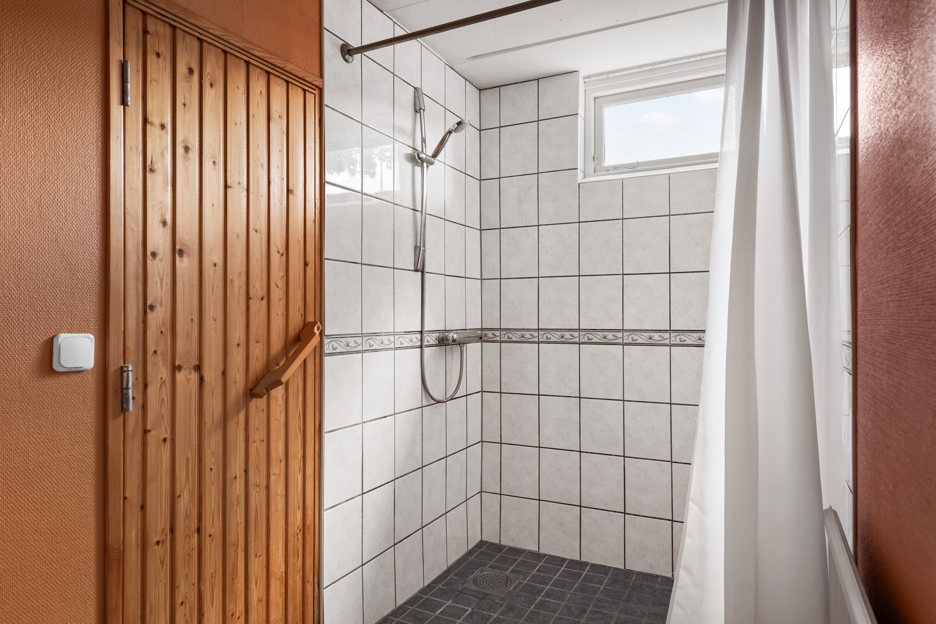 Dusch och bastu (bastu behöver renoveras) i källaren