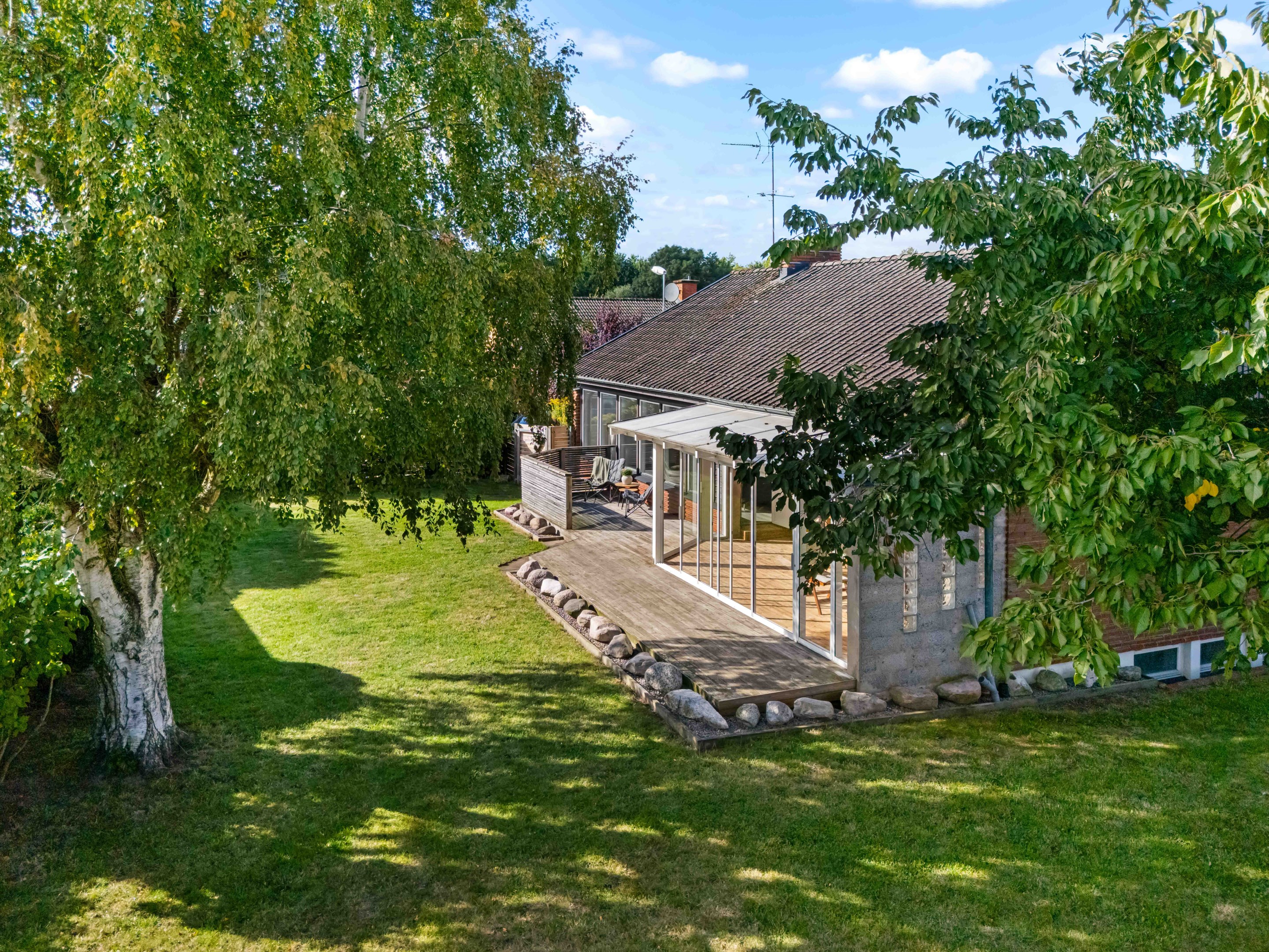 Trädgård med mycket gräsmatta