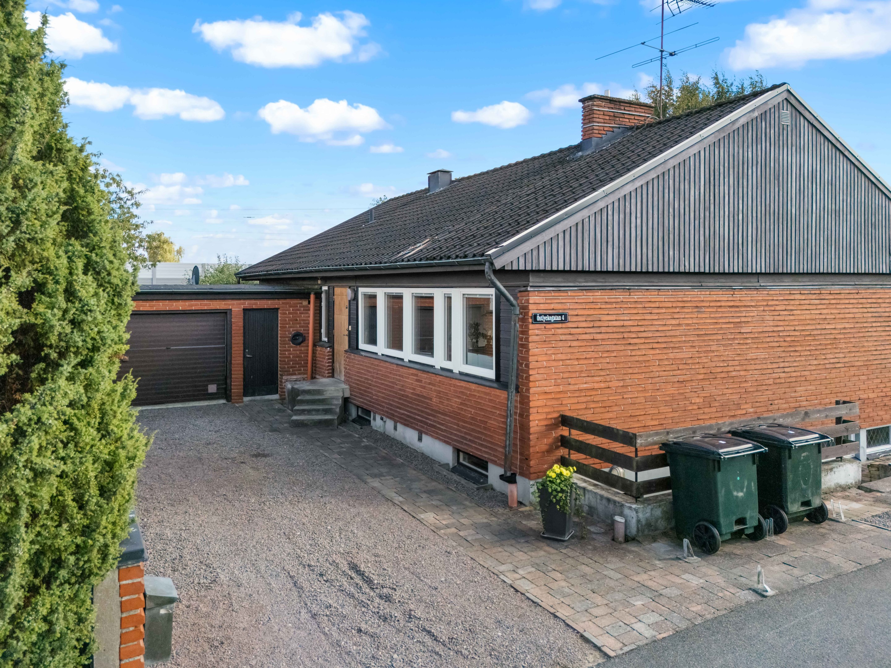 Husets infart och garage