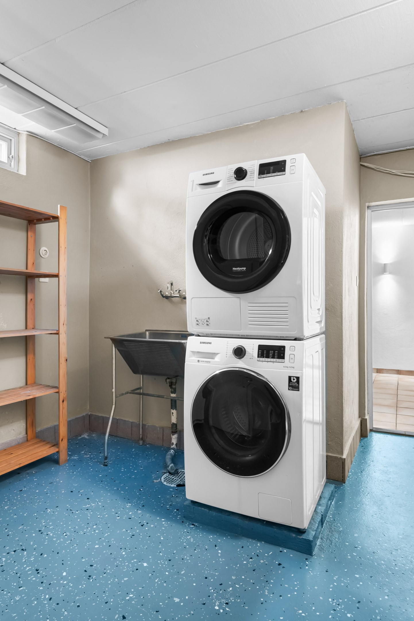 Tvättstuga där det även finns ett extra förråd