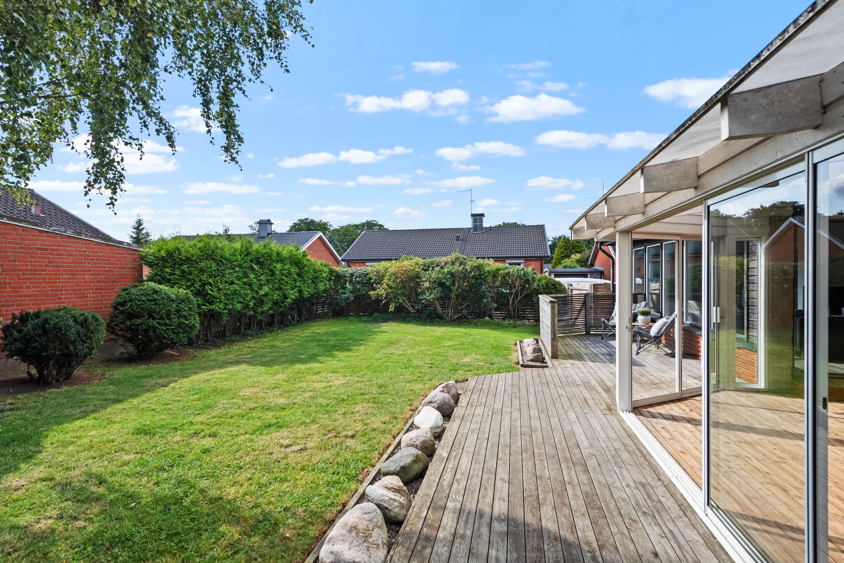 Extra trädäck utanför uterummet med belysning