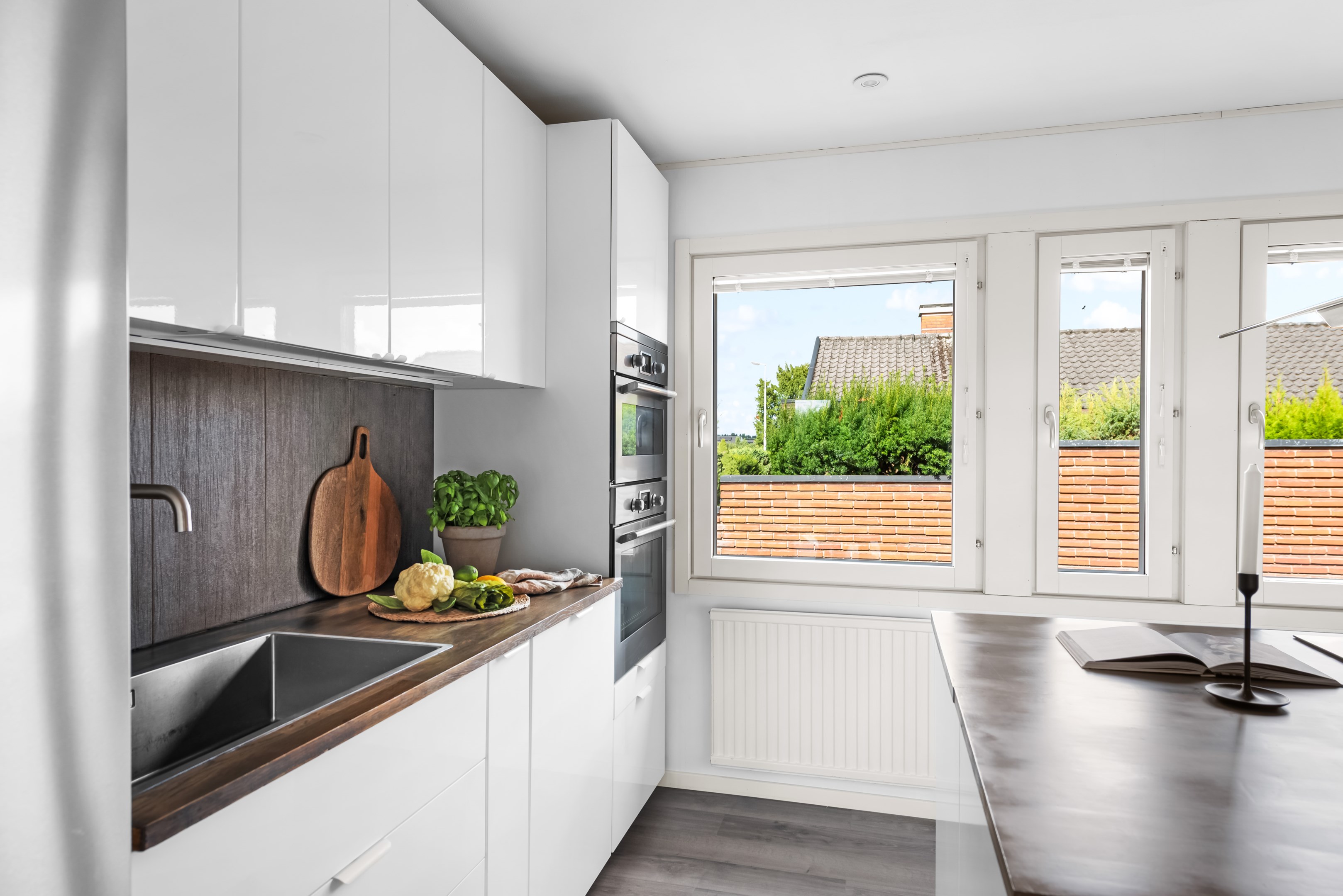 Trevligt kök med mycket skåp