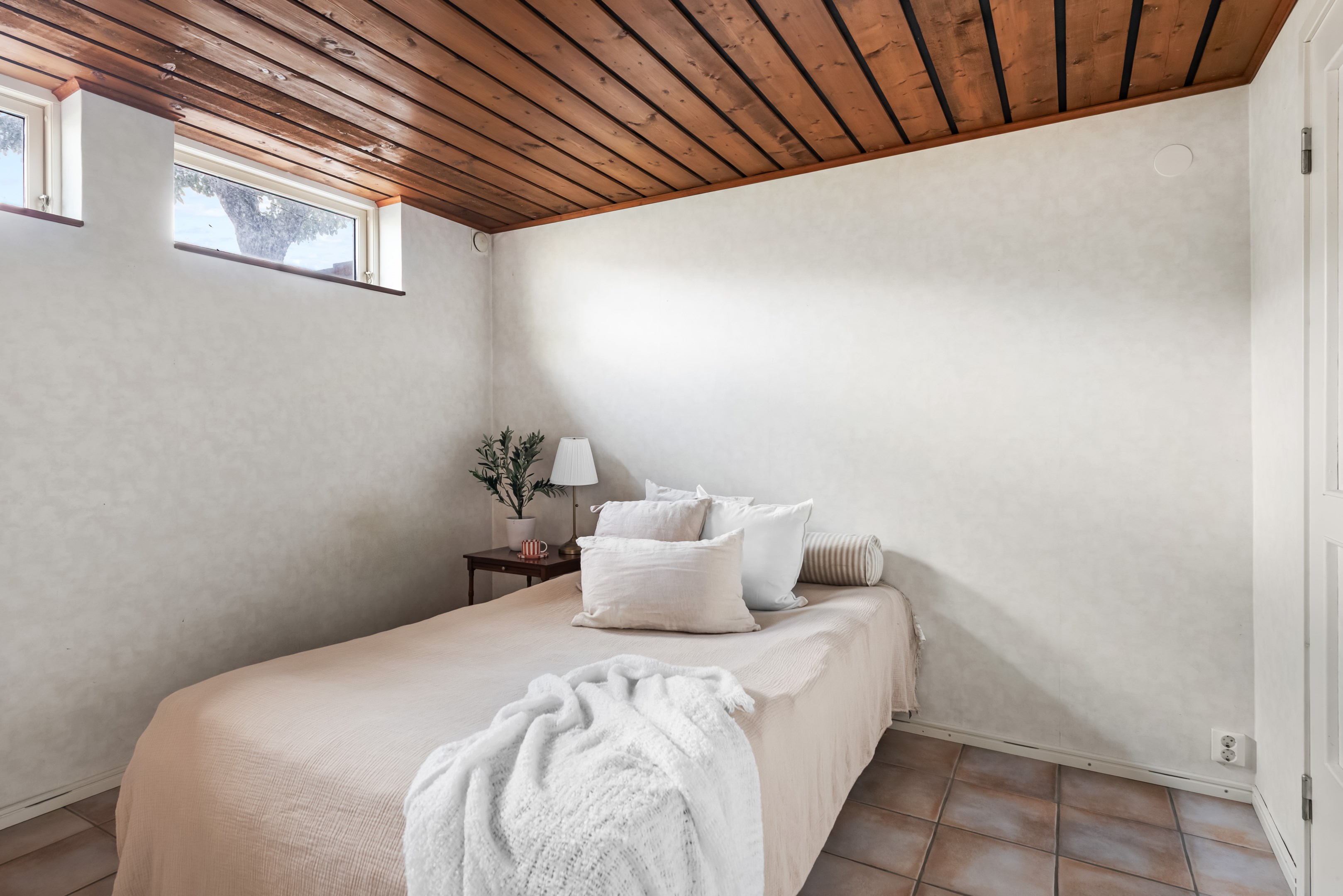 Sovrum 4 i källaren med egen walk-in-closet