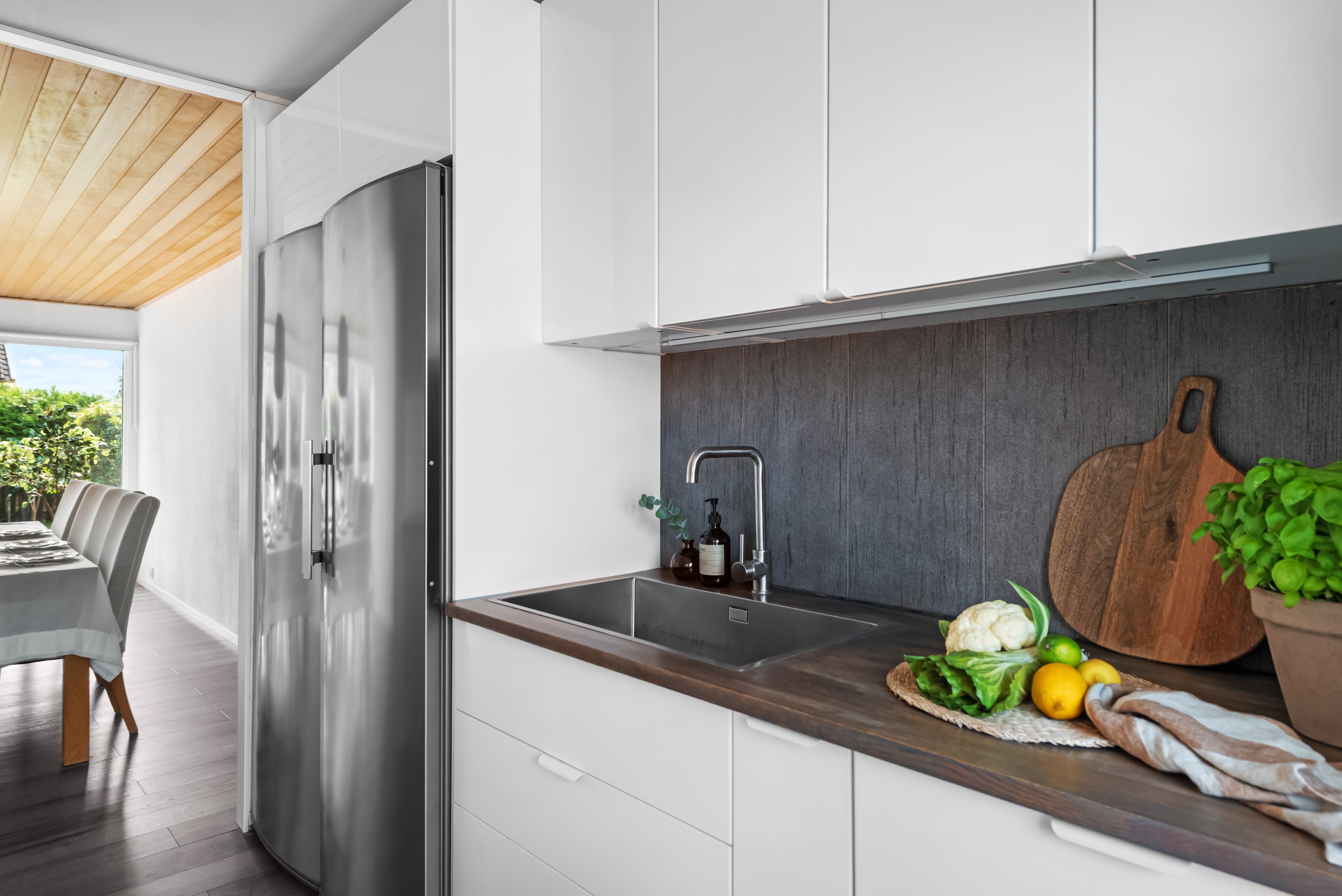 Kök med vita luckor från Ikea