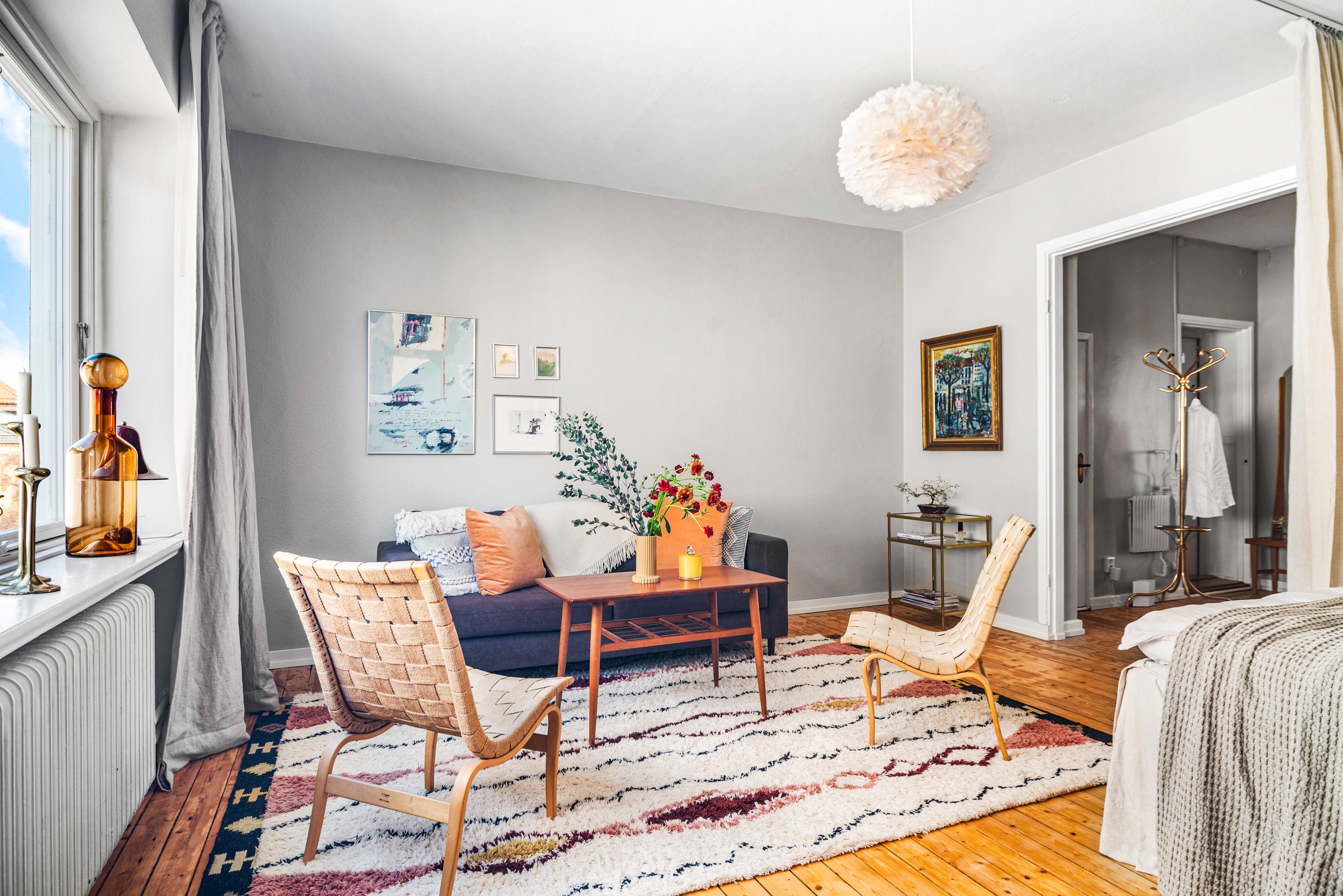 Här finns plats både för säng och soffgrupp