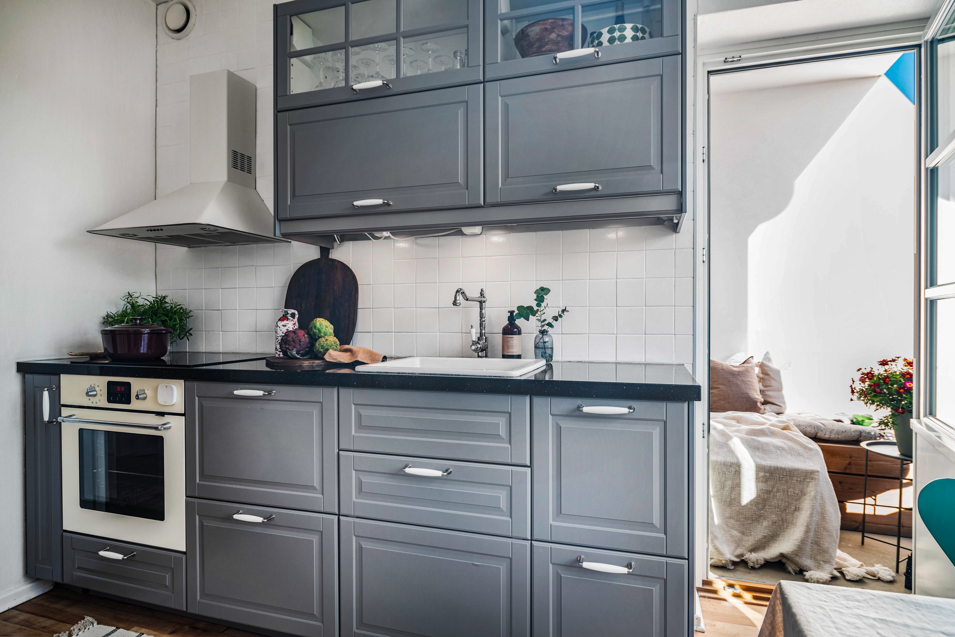 Kök med vy mot balkong