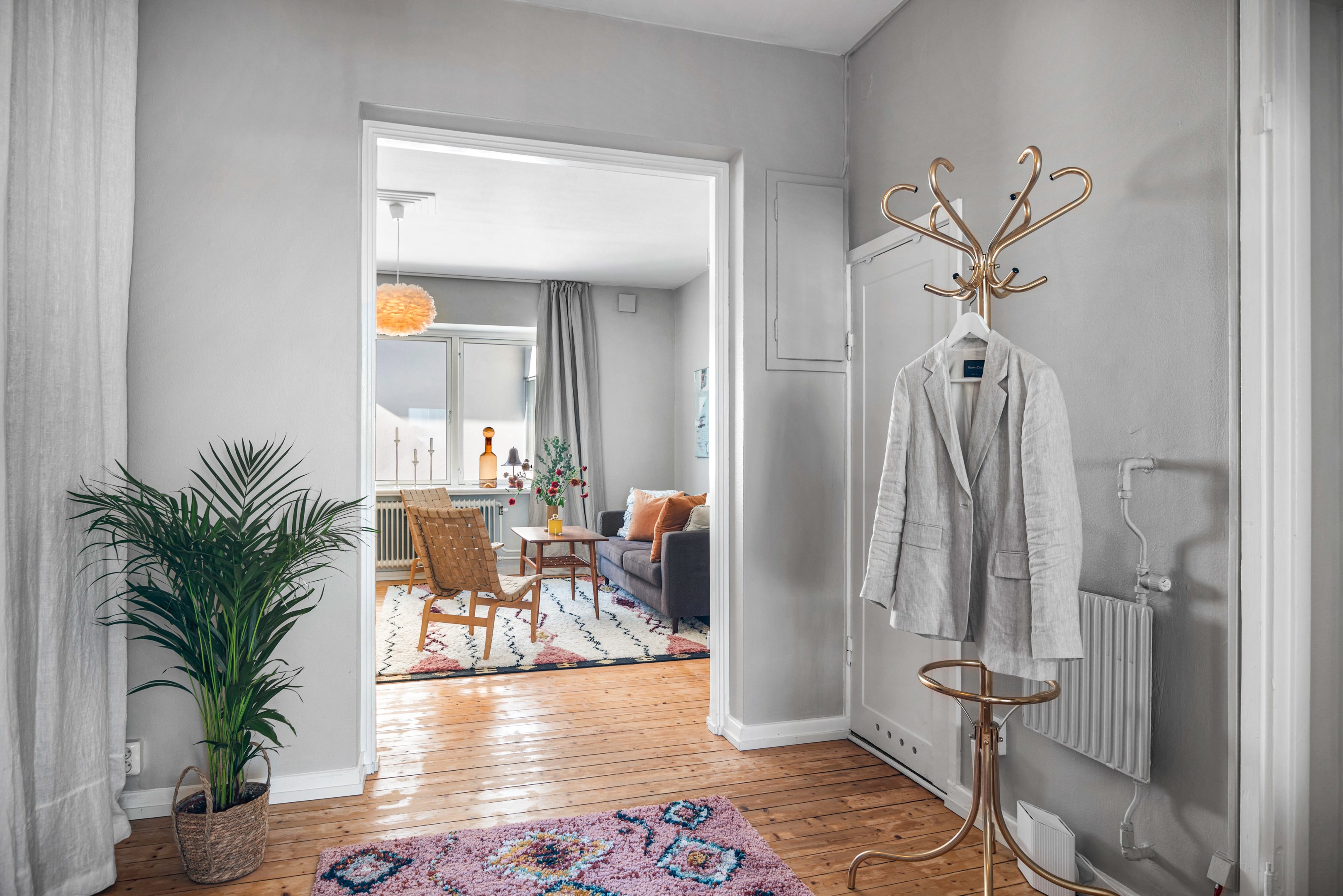 Hall med vy mot vardagsrum