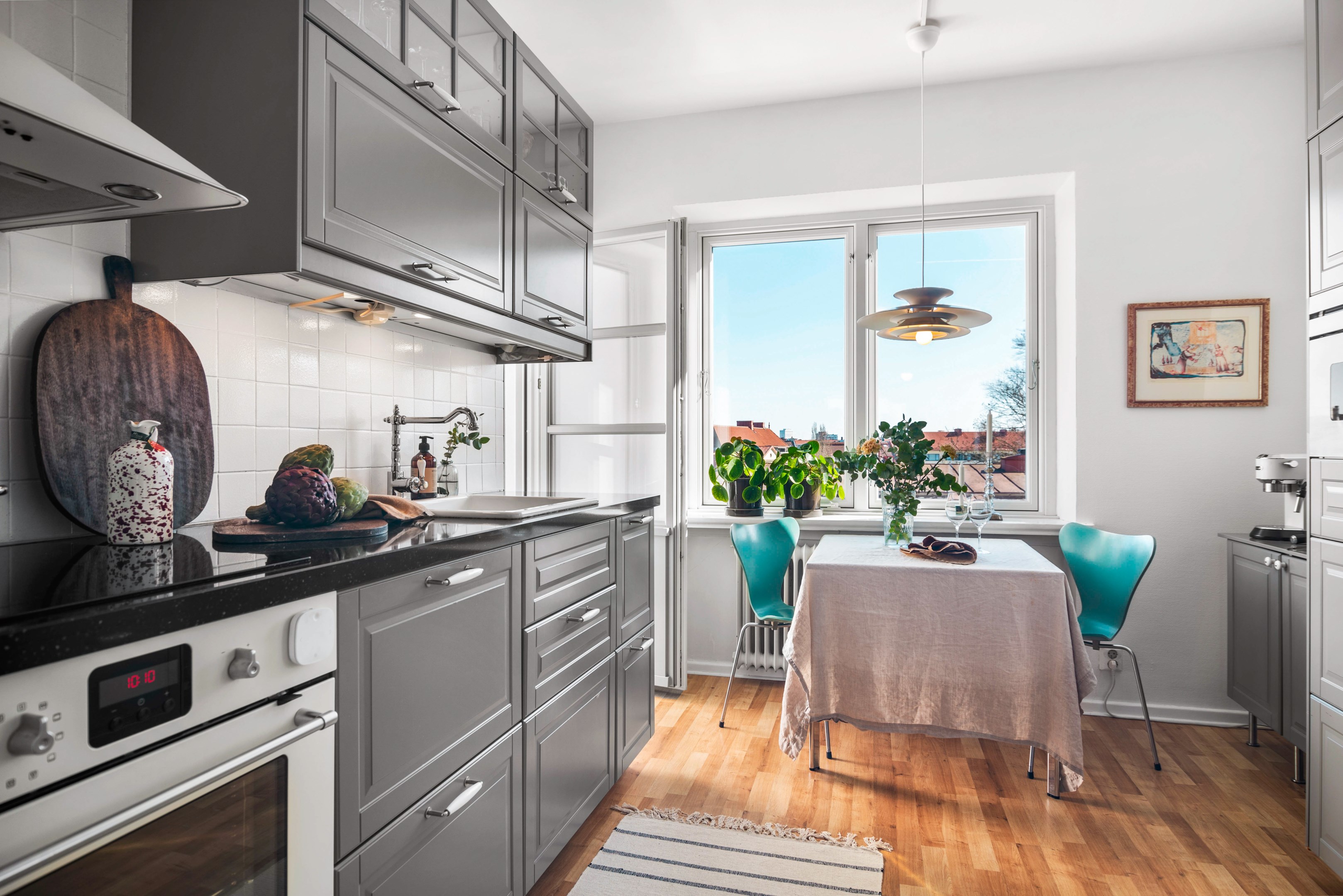 Trevligt kök från Ikea med vitrinskåp