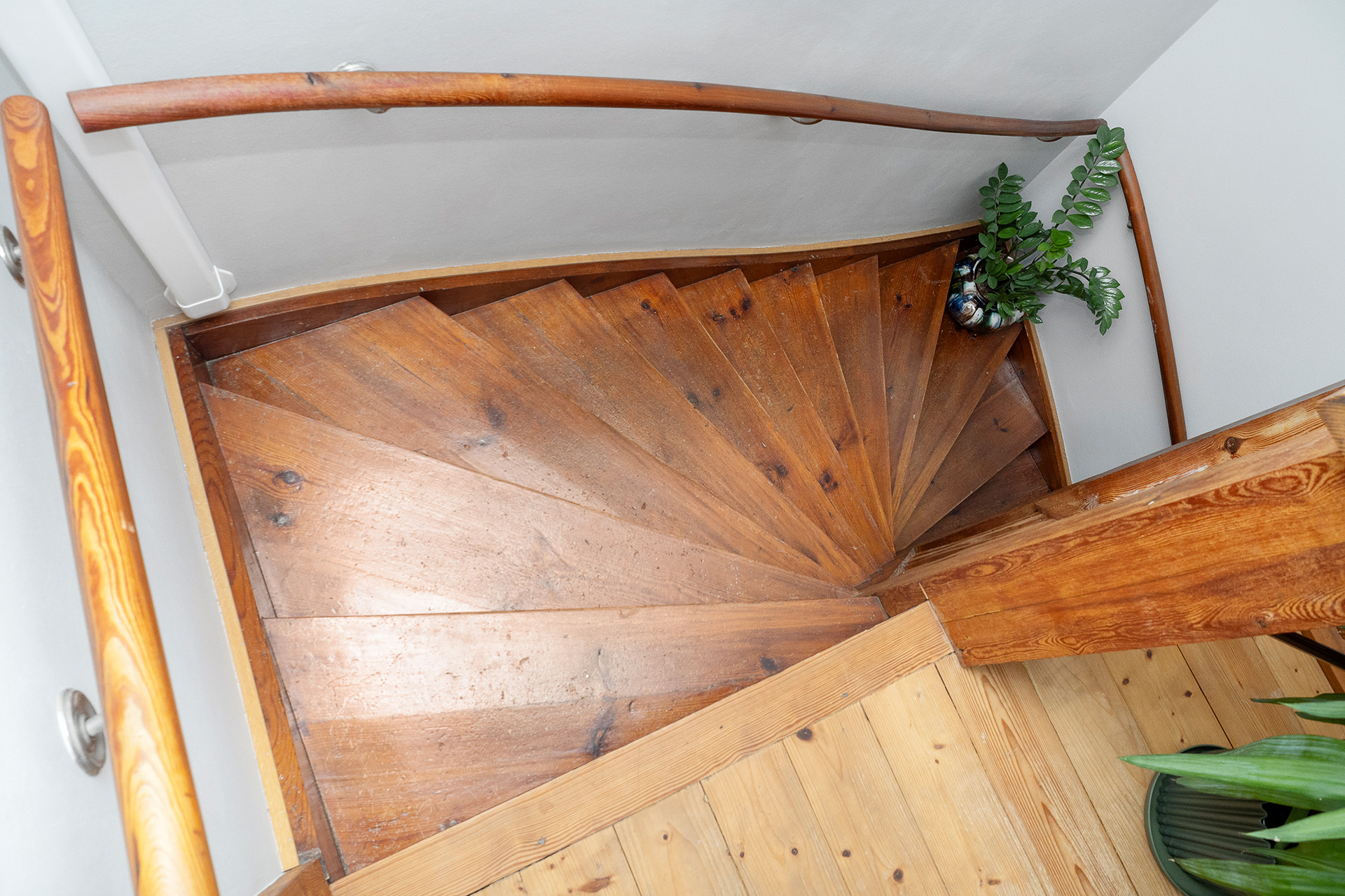 Trappa från våning 2 till entréplan