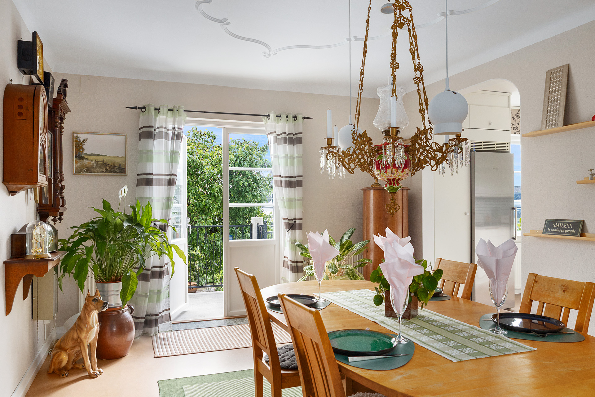 Vacker fönsterdörr ut till trädgården