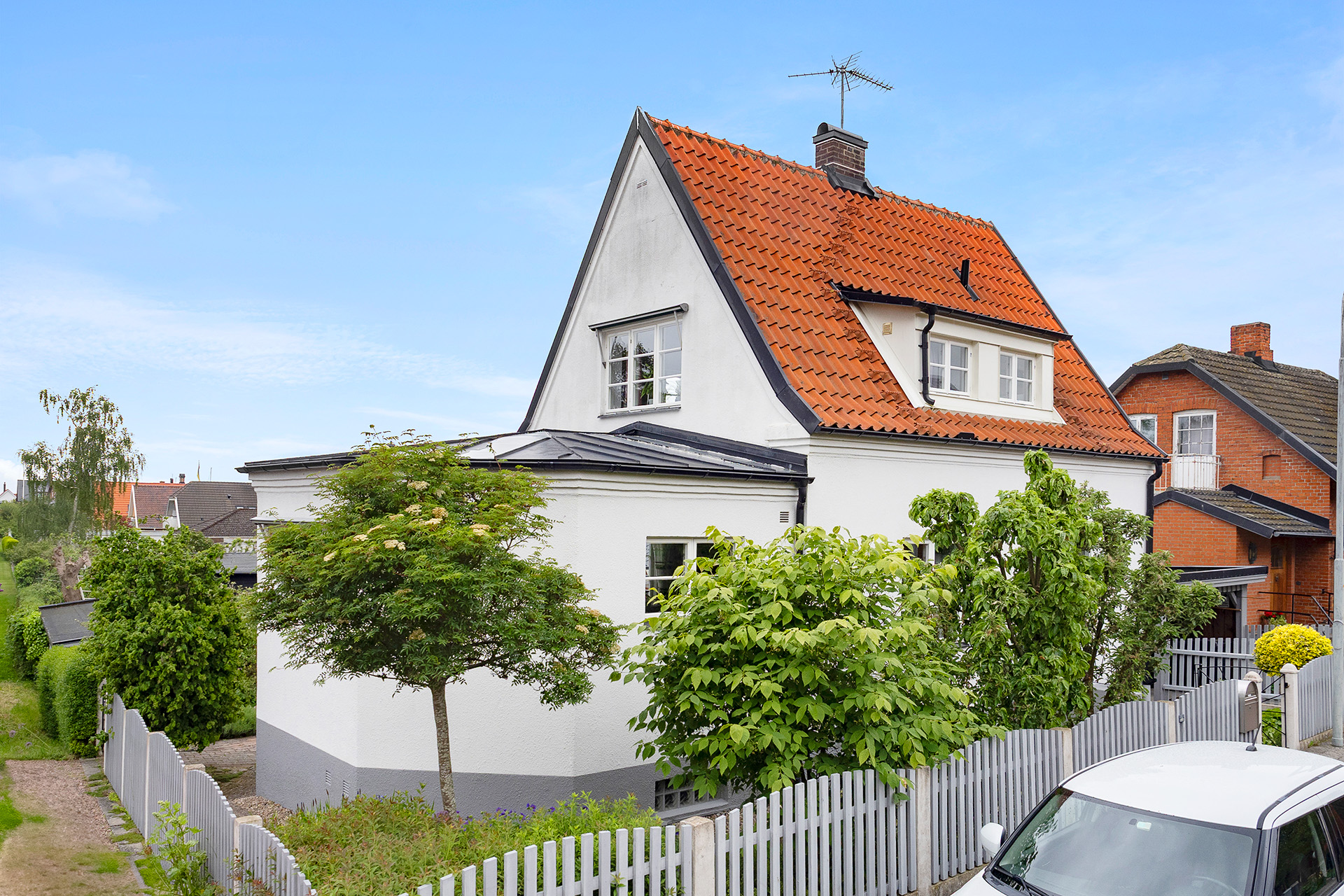 Tillbyggnad och hus samt en vacker trädgård