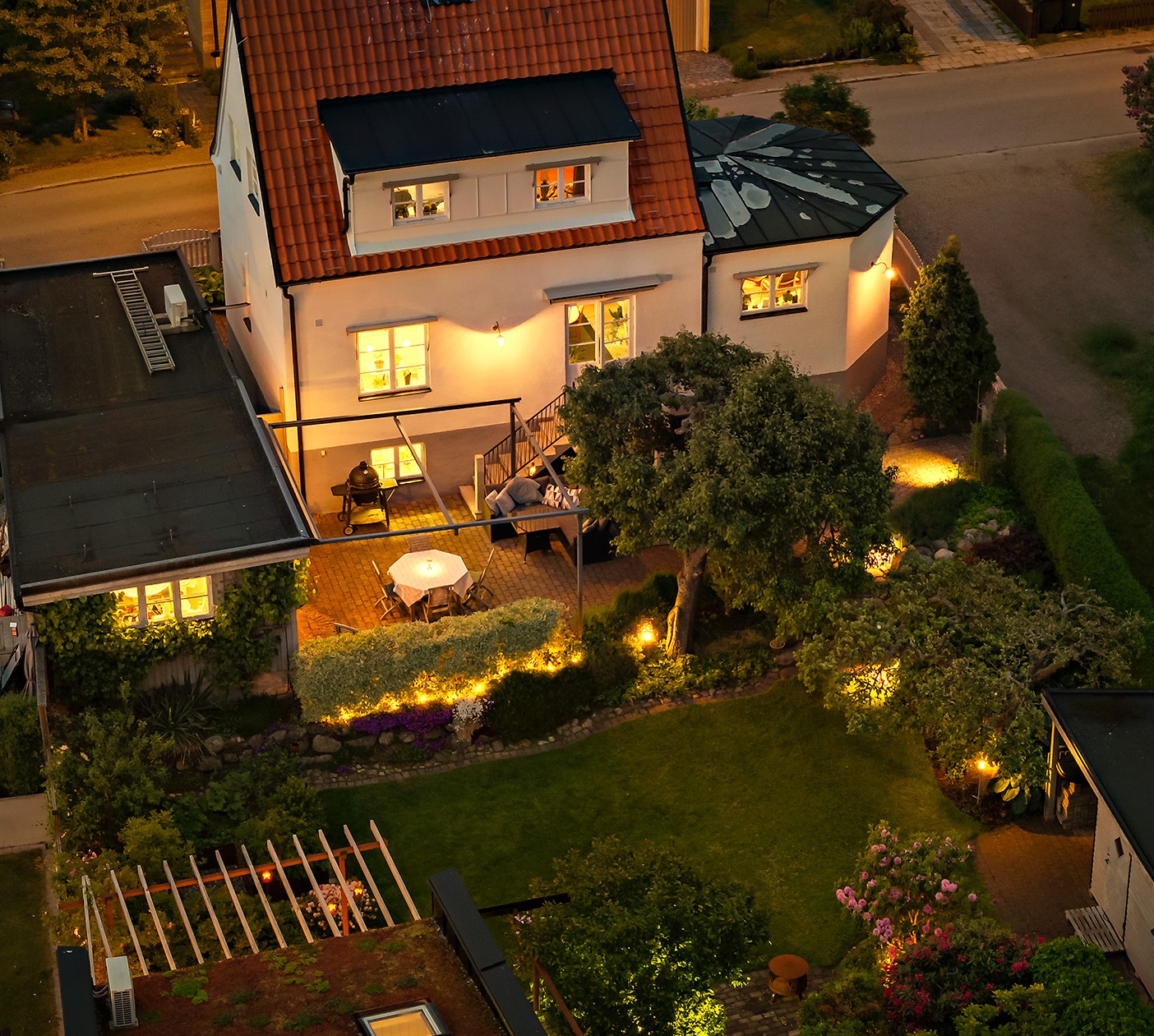 Hus, carport, verkstad, attefallshus med trädgård