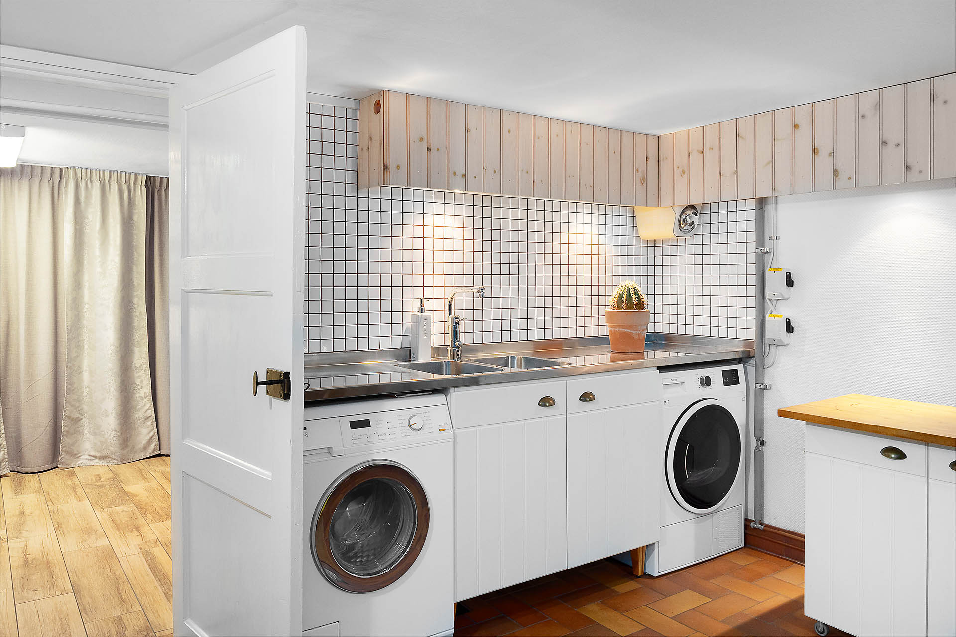 Tvättstuga i källaren med Cylina tvättmaskin och torktumlare