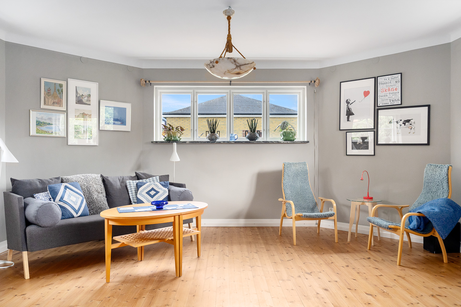 Härligt vardagsrum med mycket ljus